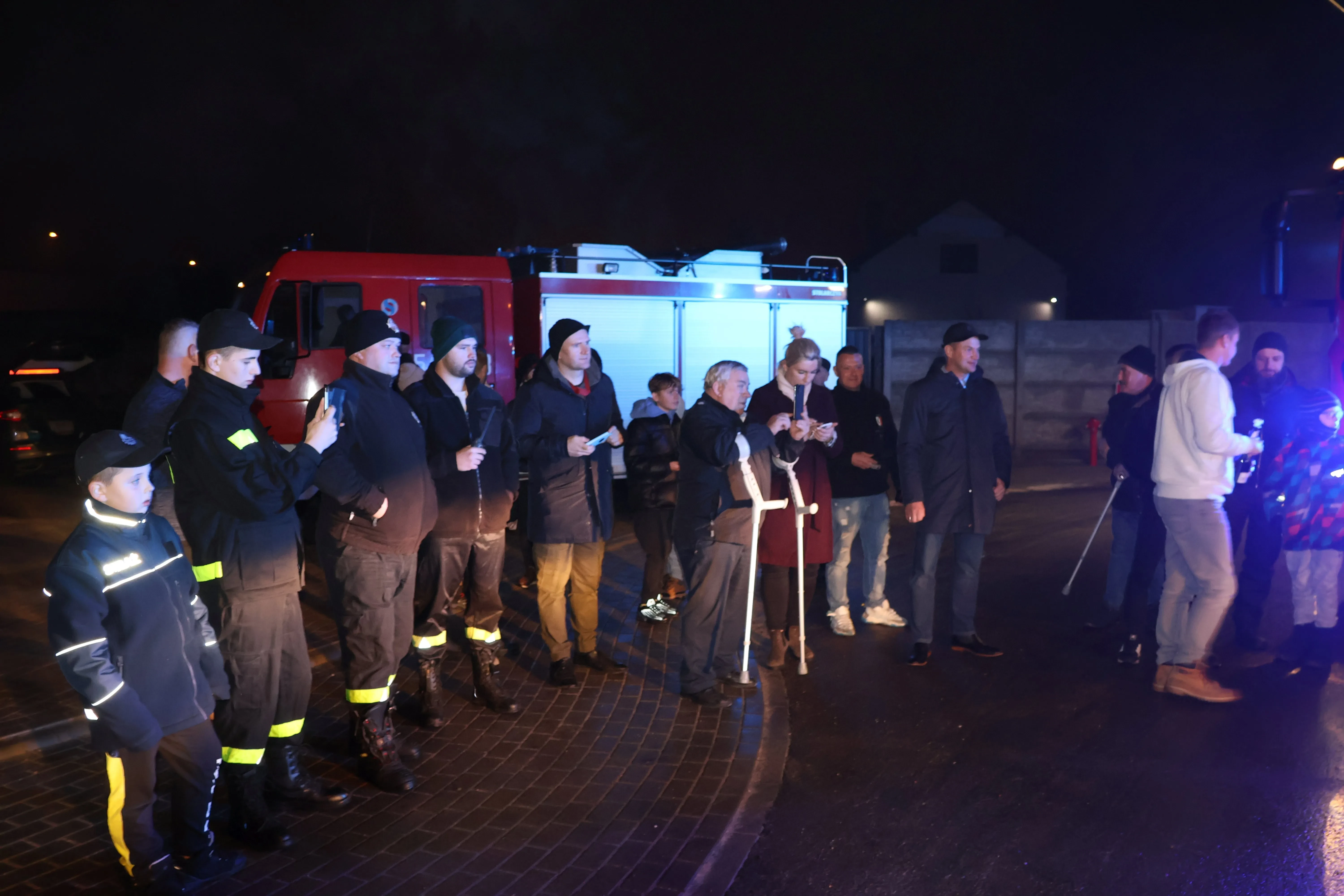 Ludzie stoją na parkingu