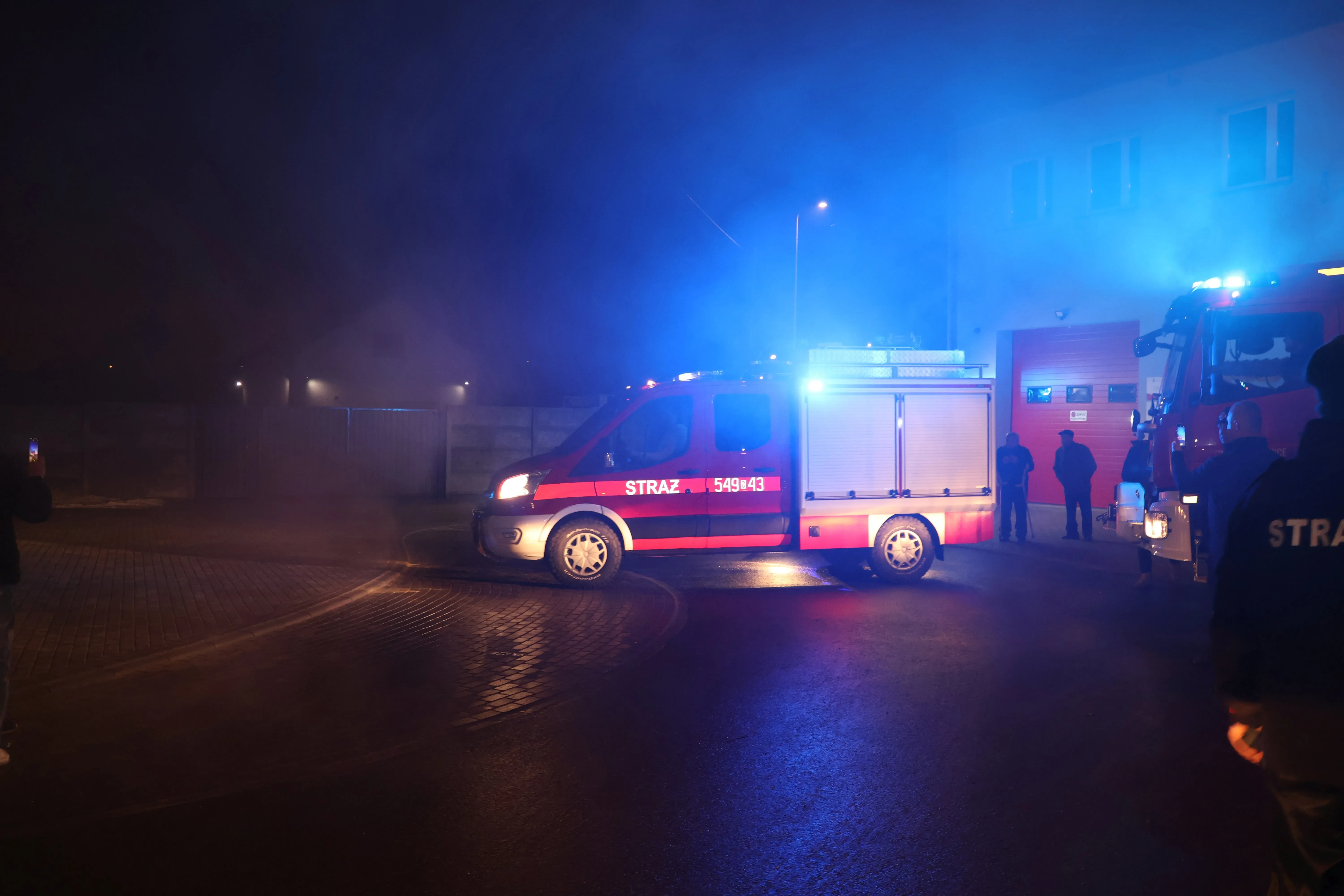 parkowanie nowego wozu strażackiego