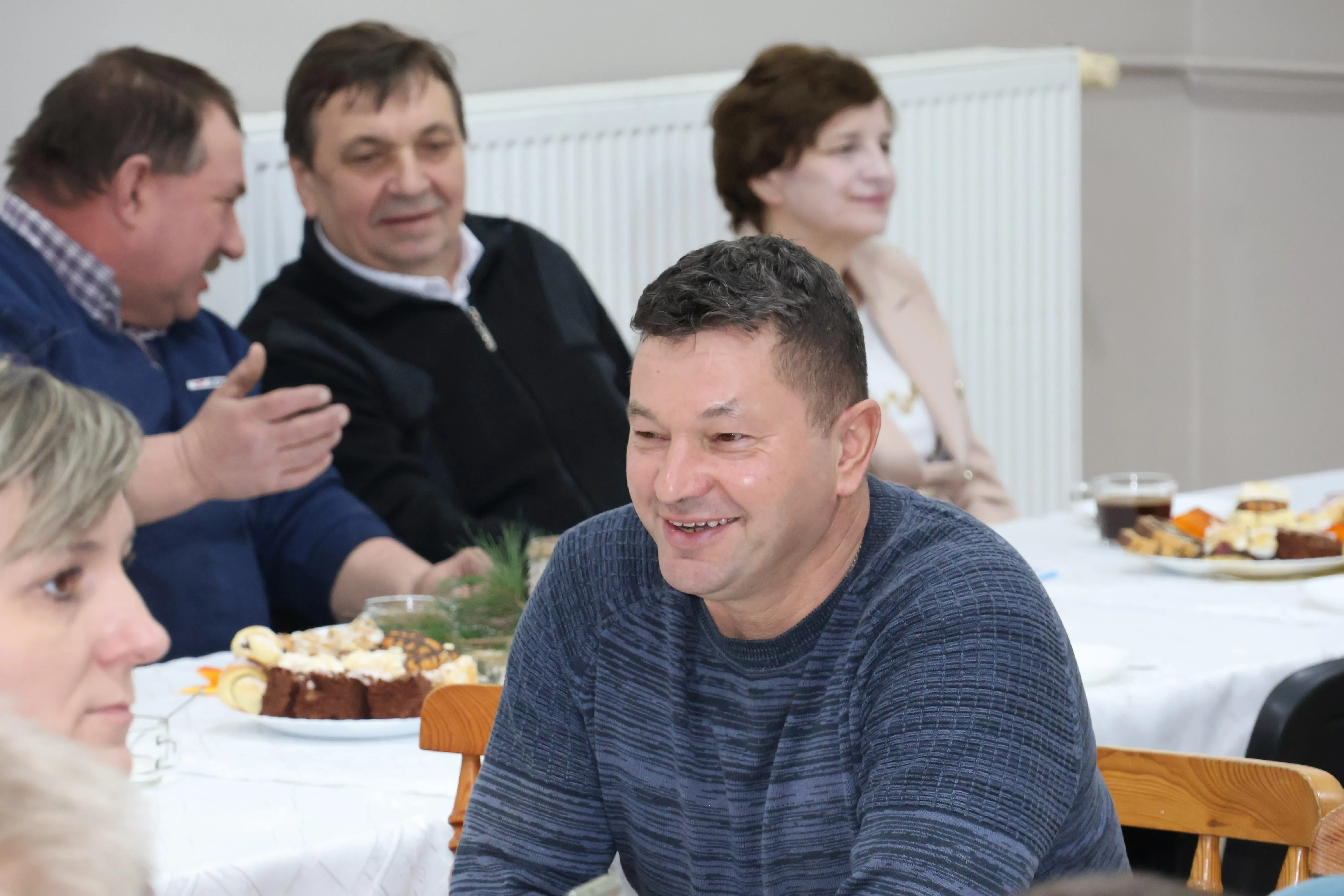 publiczność przy stołach