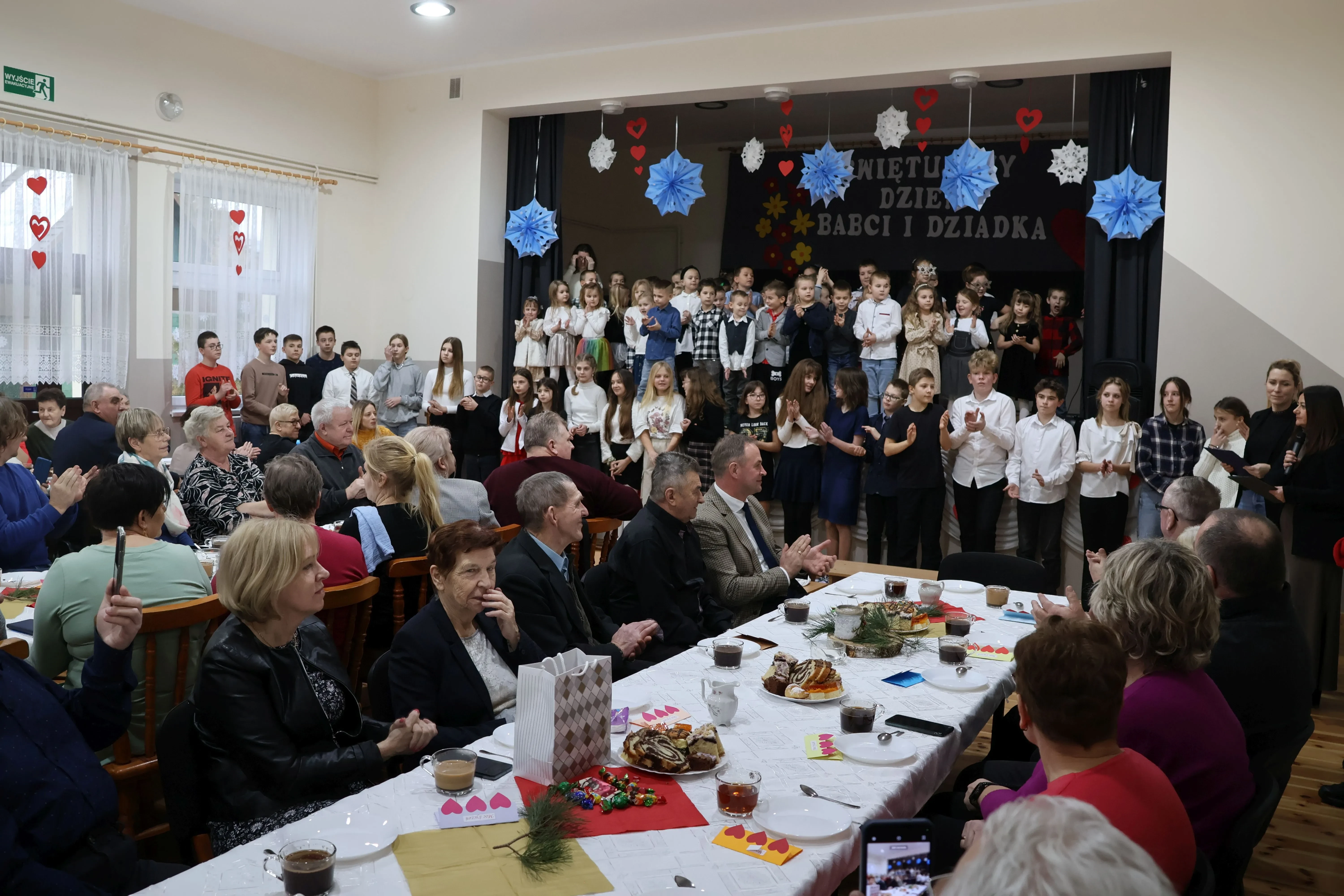 zebrani na sali podczas występu w śliwiczkach