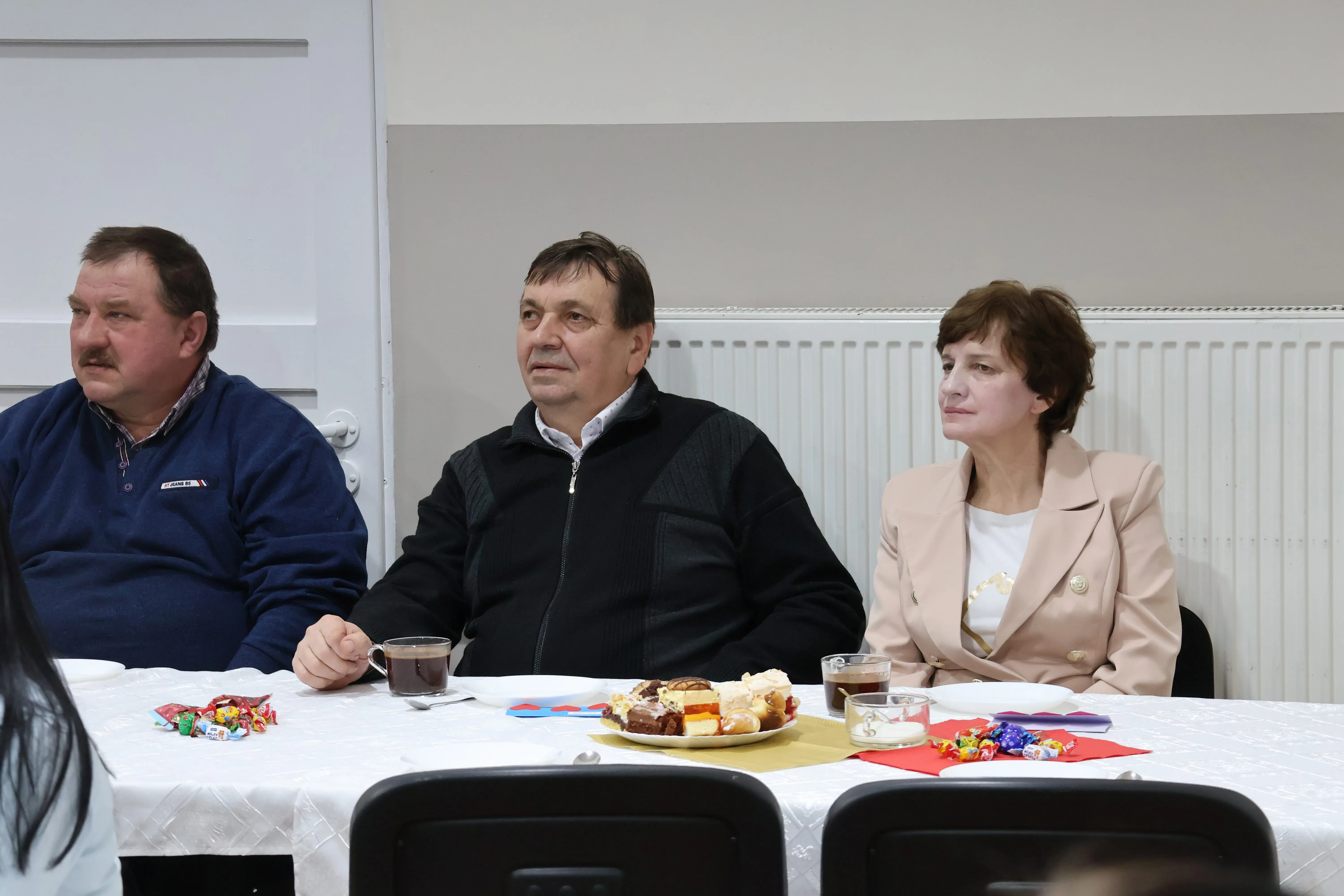 dziadkowie oglądają występ