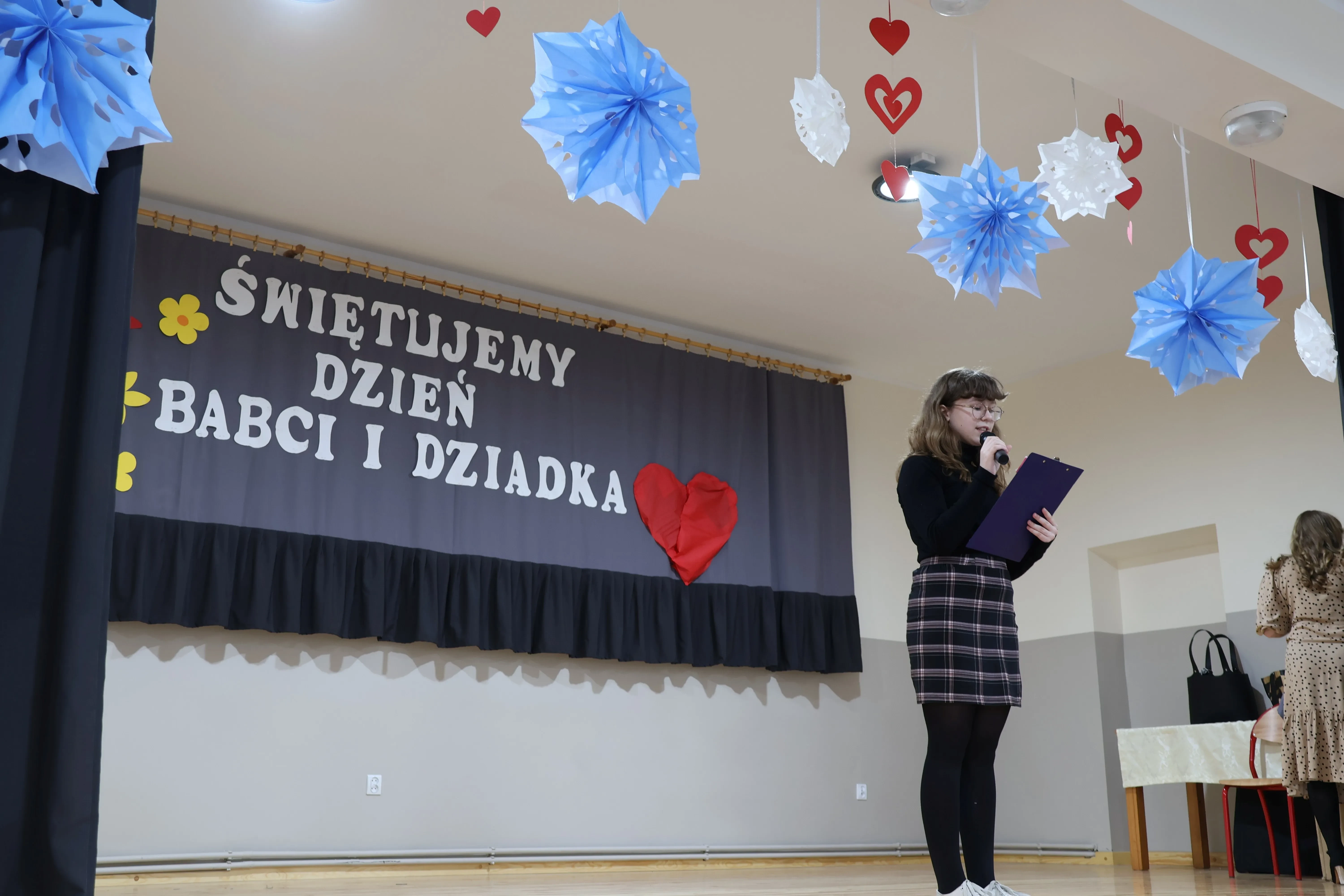 prowadząca przedstawienie