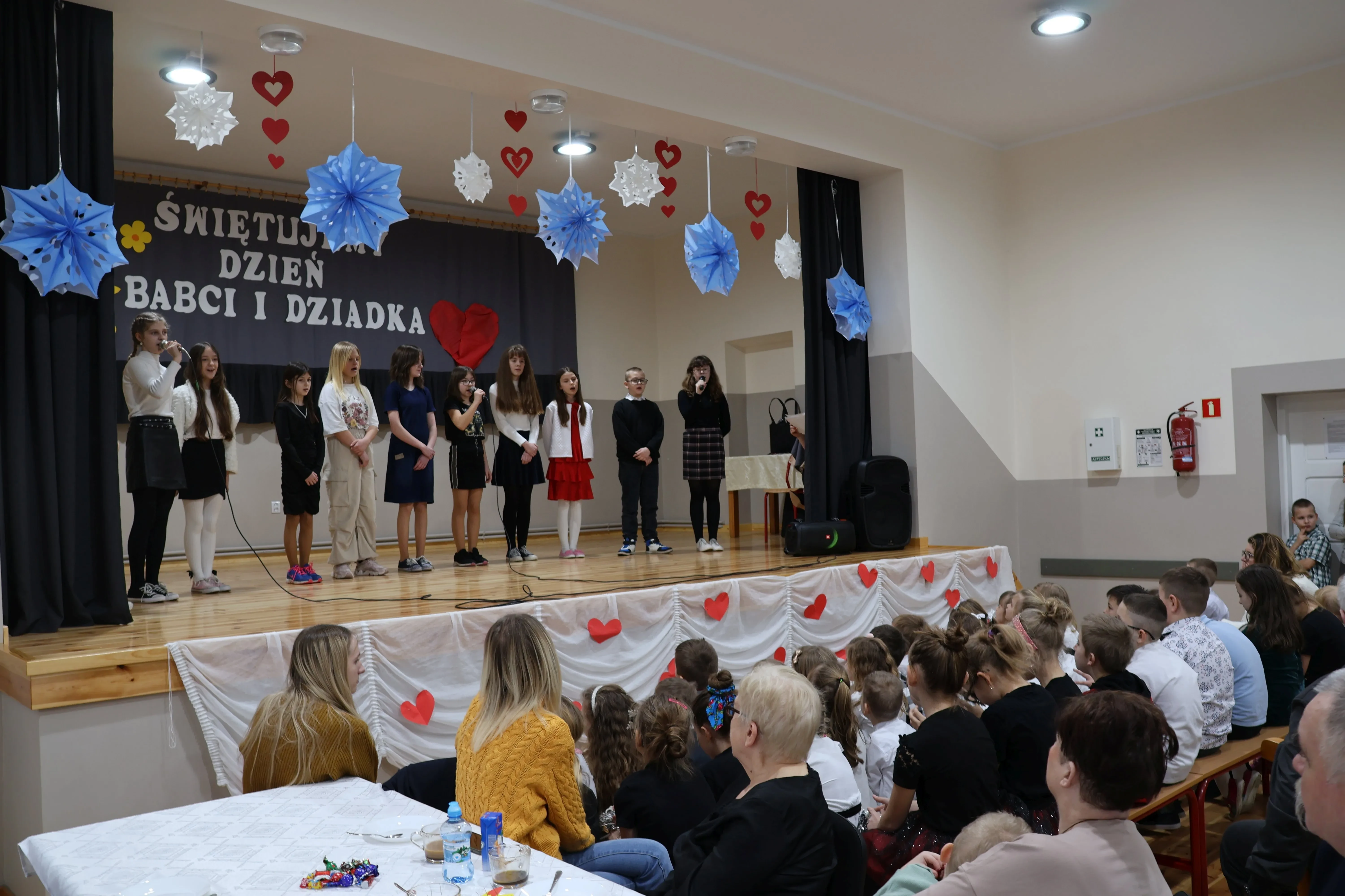dzieci śpiewają
