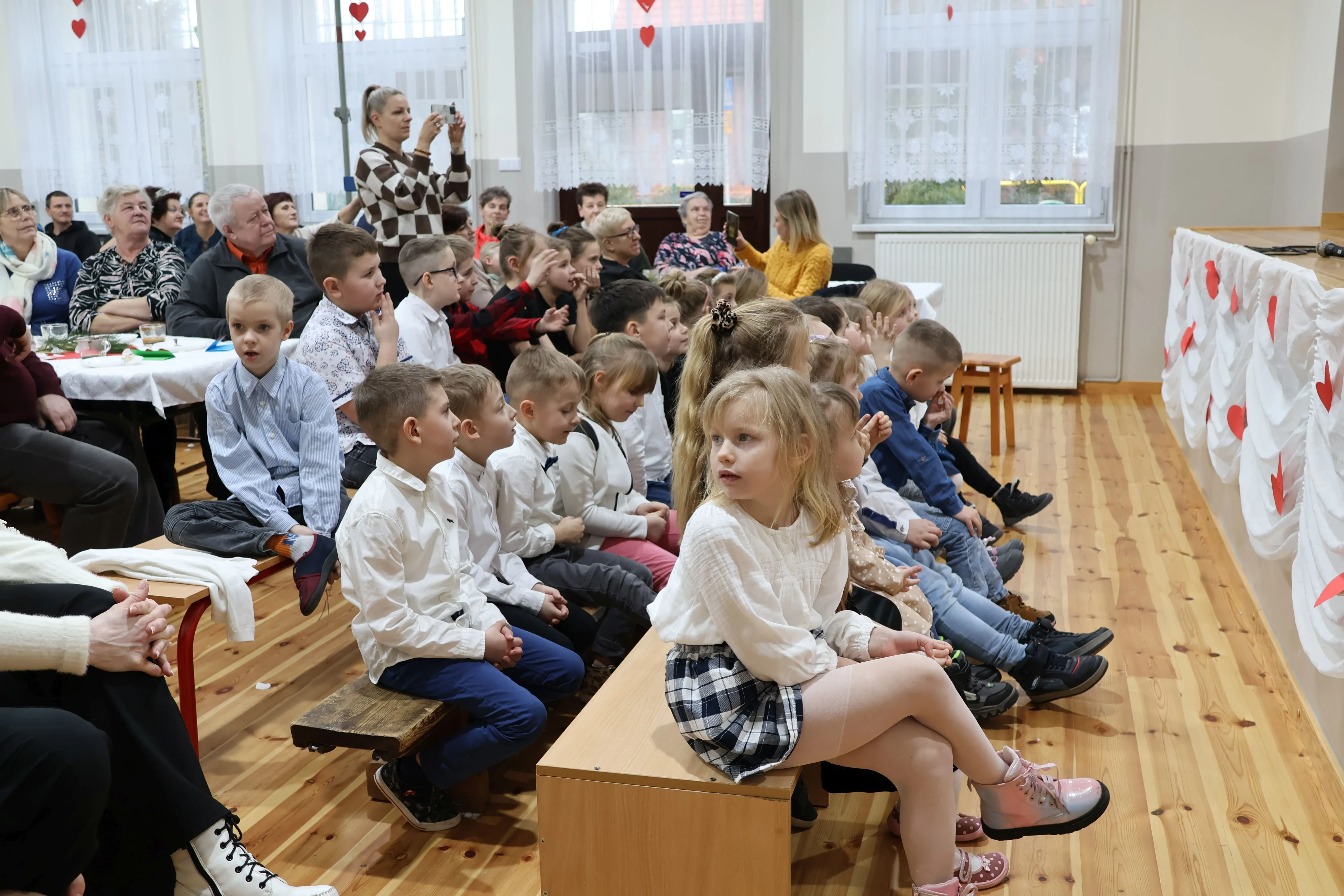 dzieci czekają przed sceną