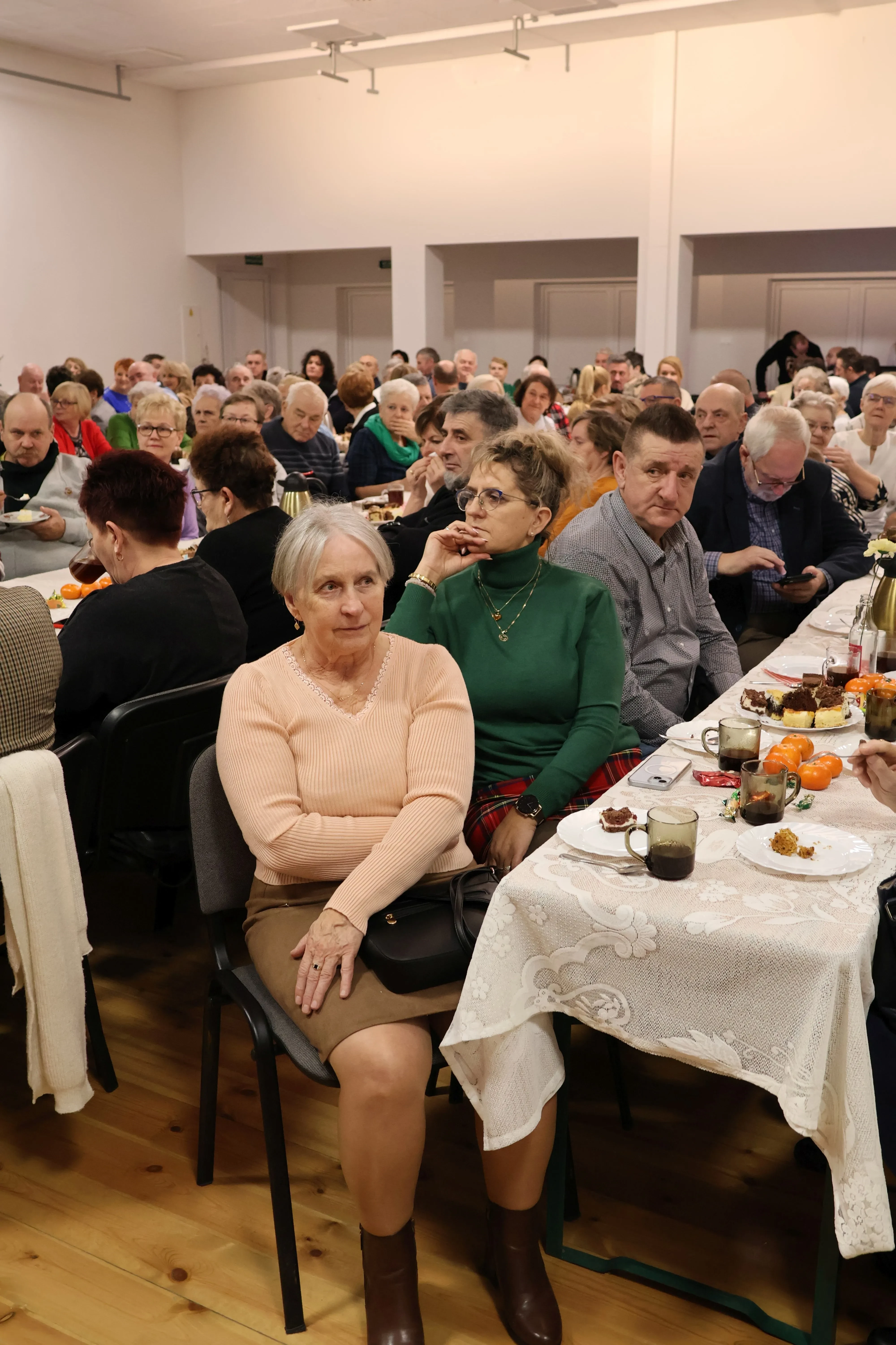 dziadkowie oczekujący na występ
