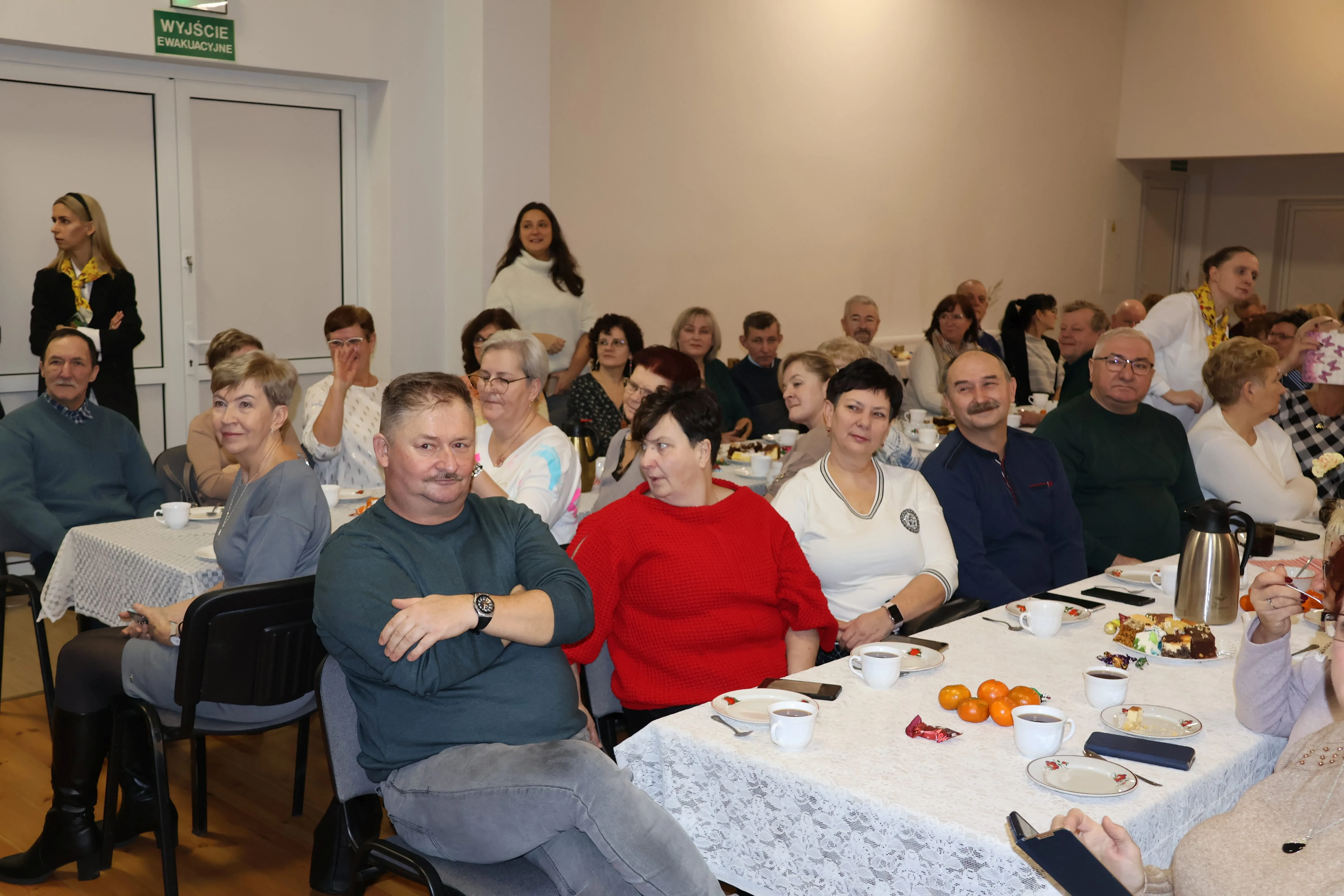 dziadkowie pozują do zdjęcia