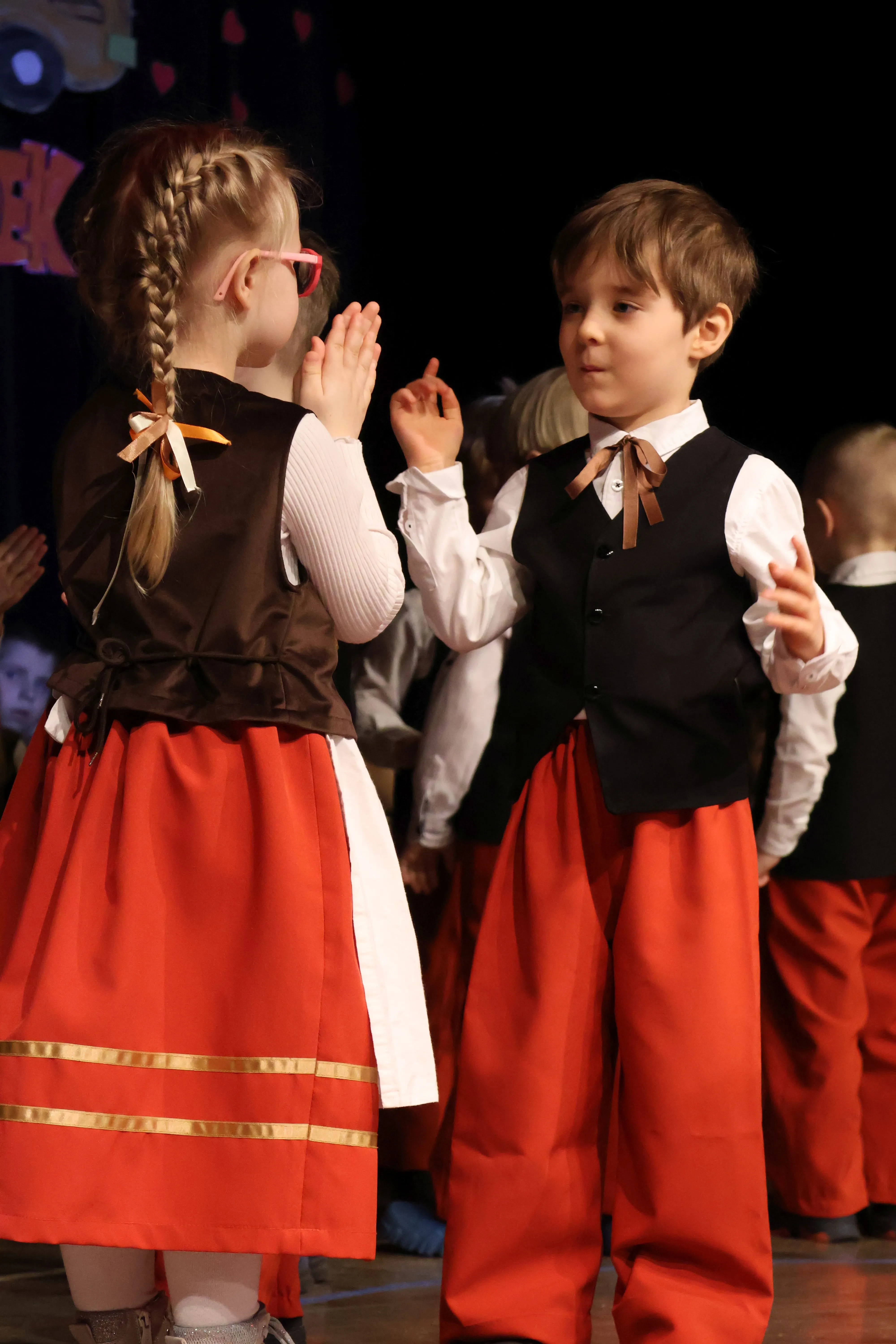dziewczynka klaszcze
