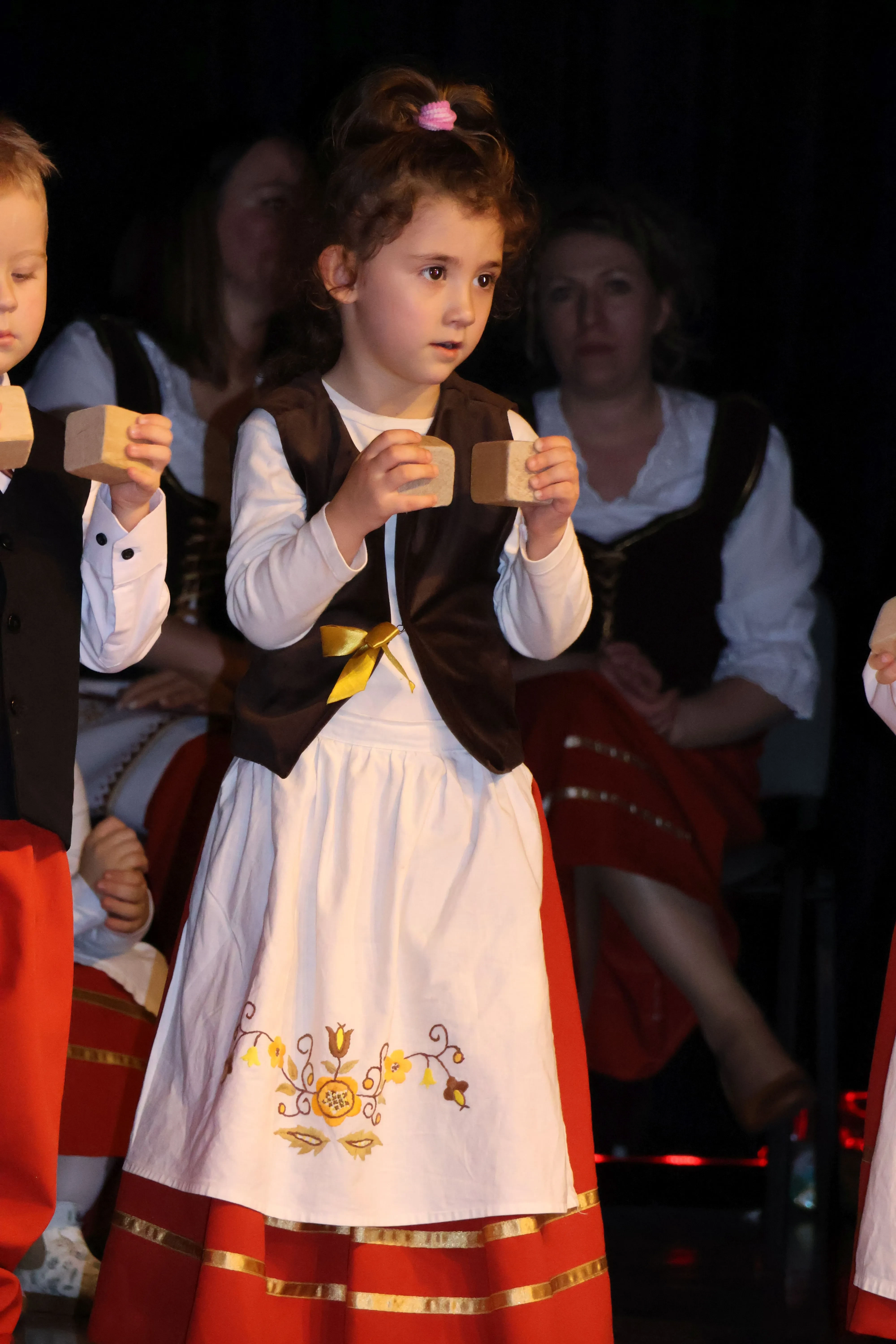dziewczynka gra na klockach