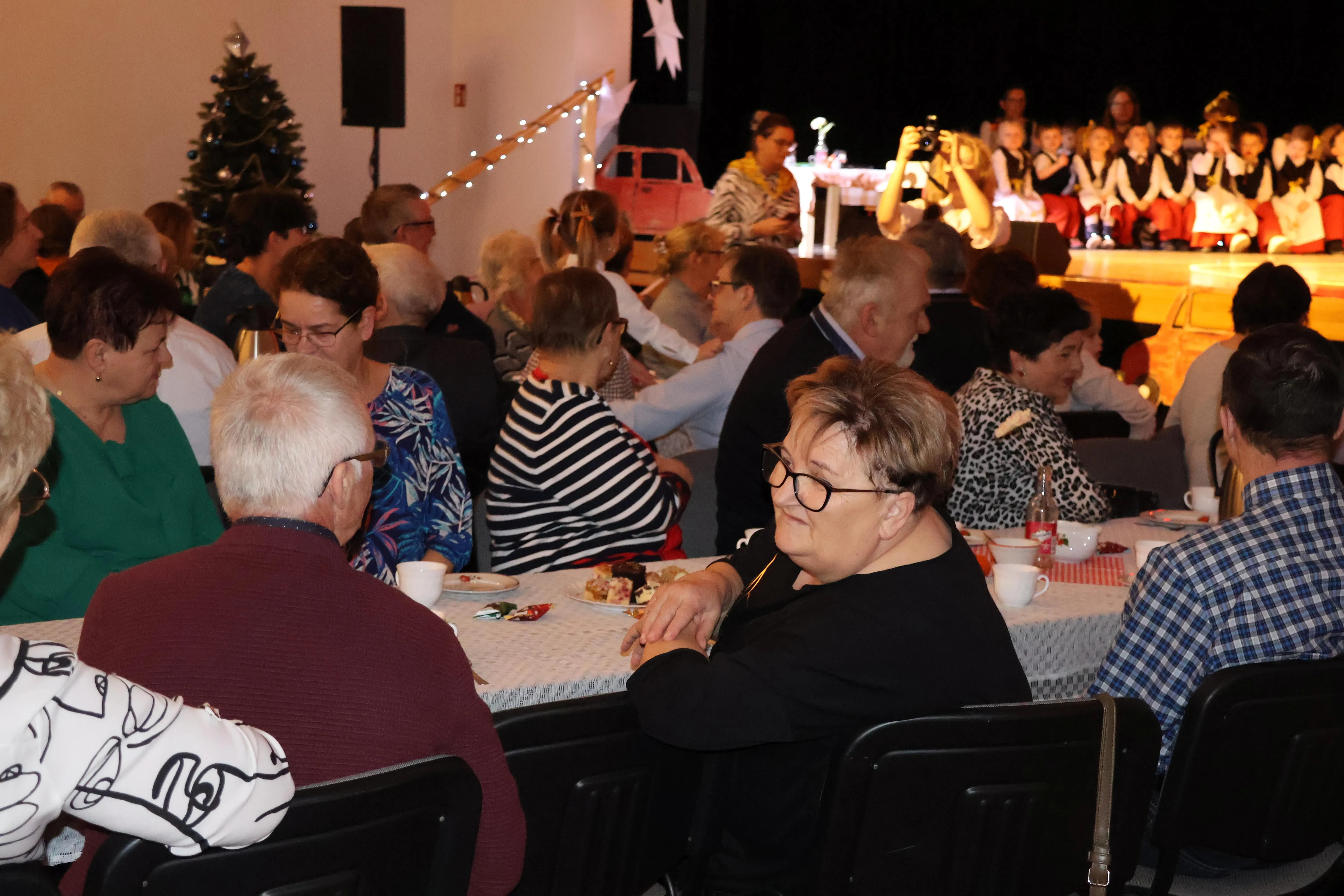 seniorzy rozmawiają ze sobą