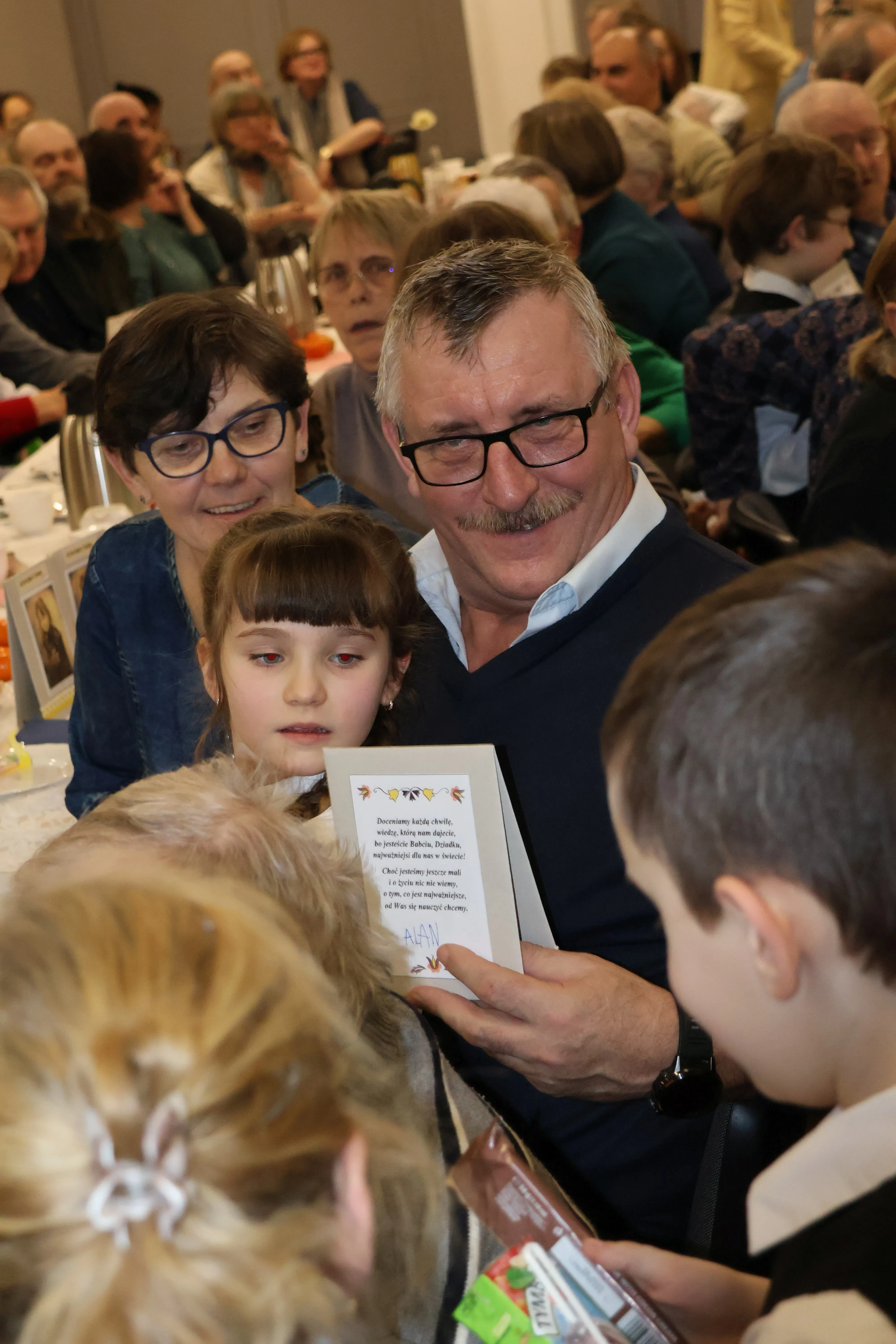 babcia i dziadek z wnuczką
