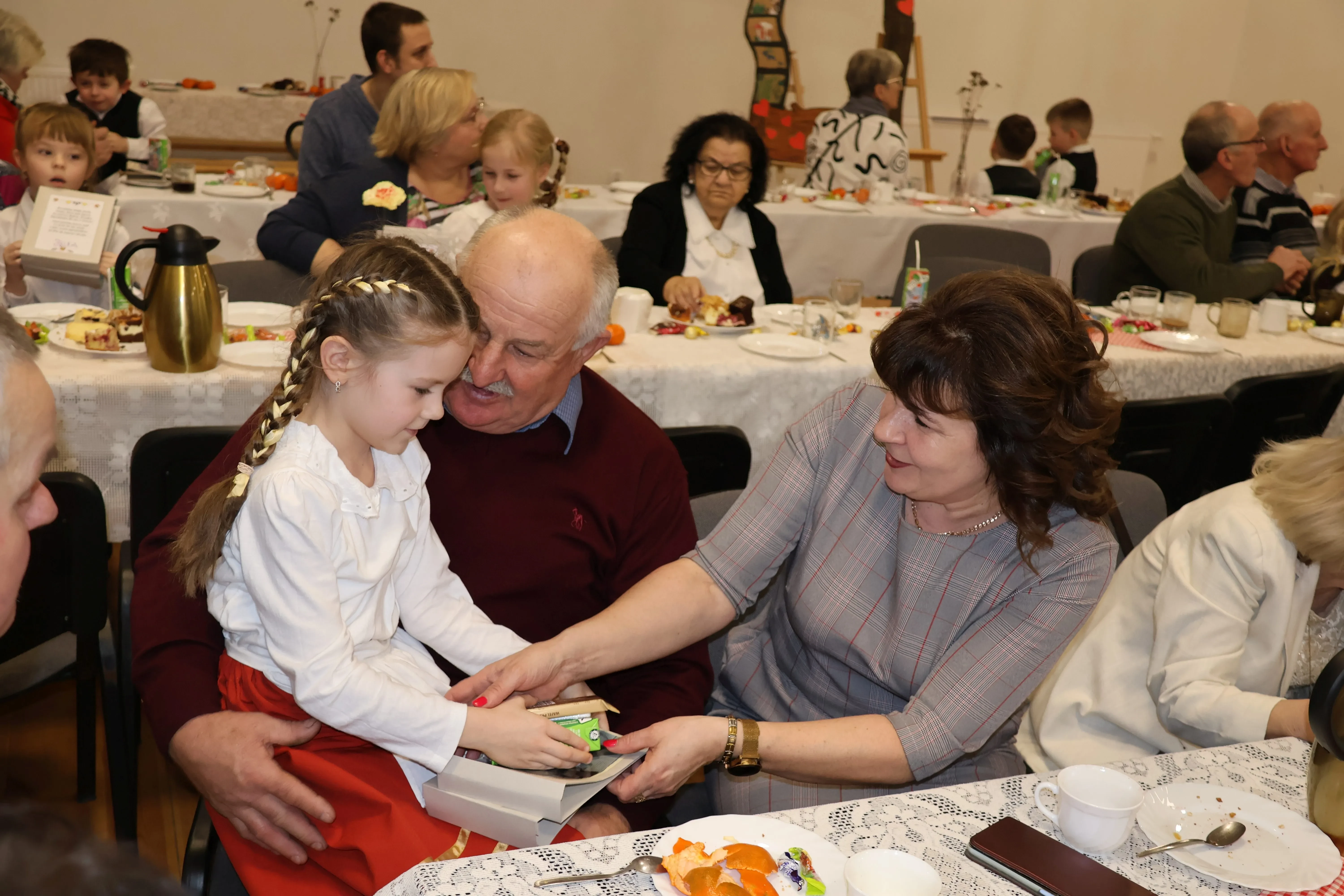 wnuczka przyniosła laurkę dla dziadków