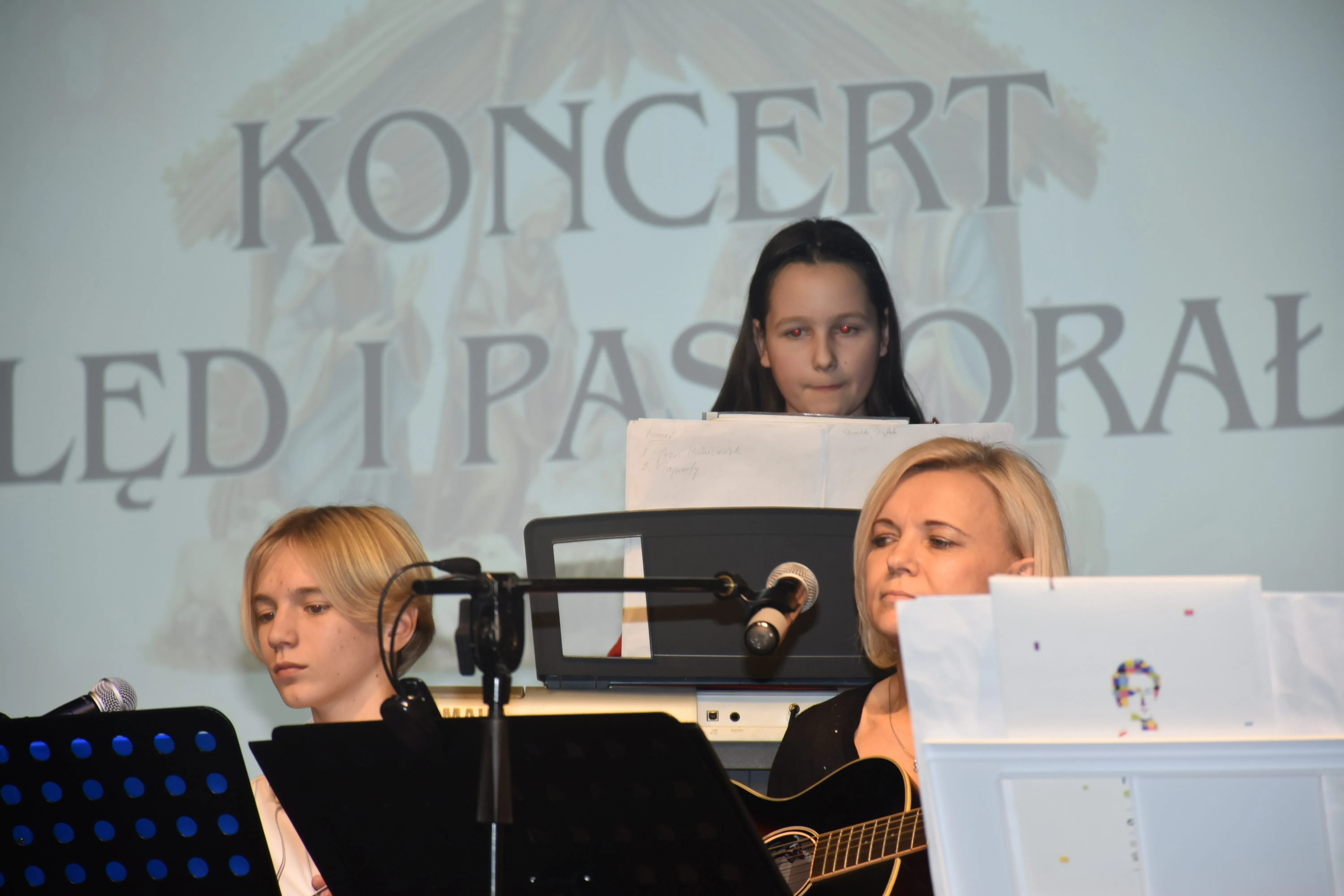 dziewczyna gra na keyboardzie