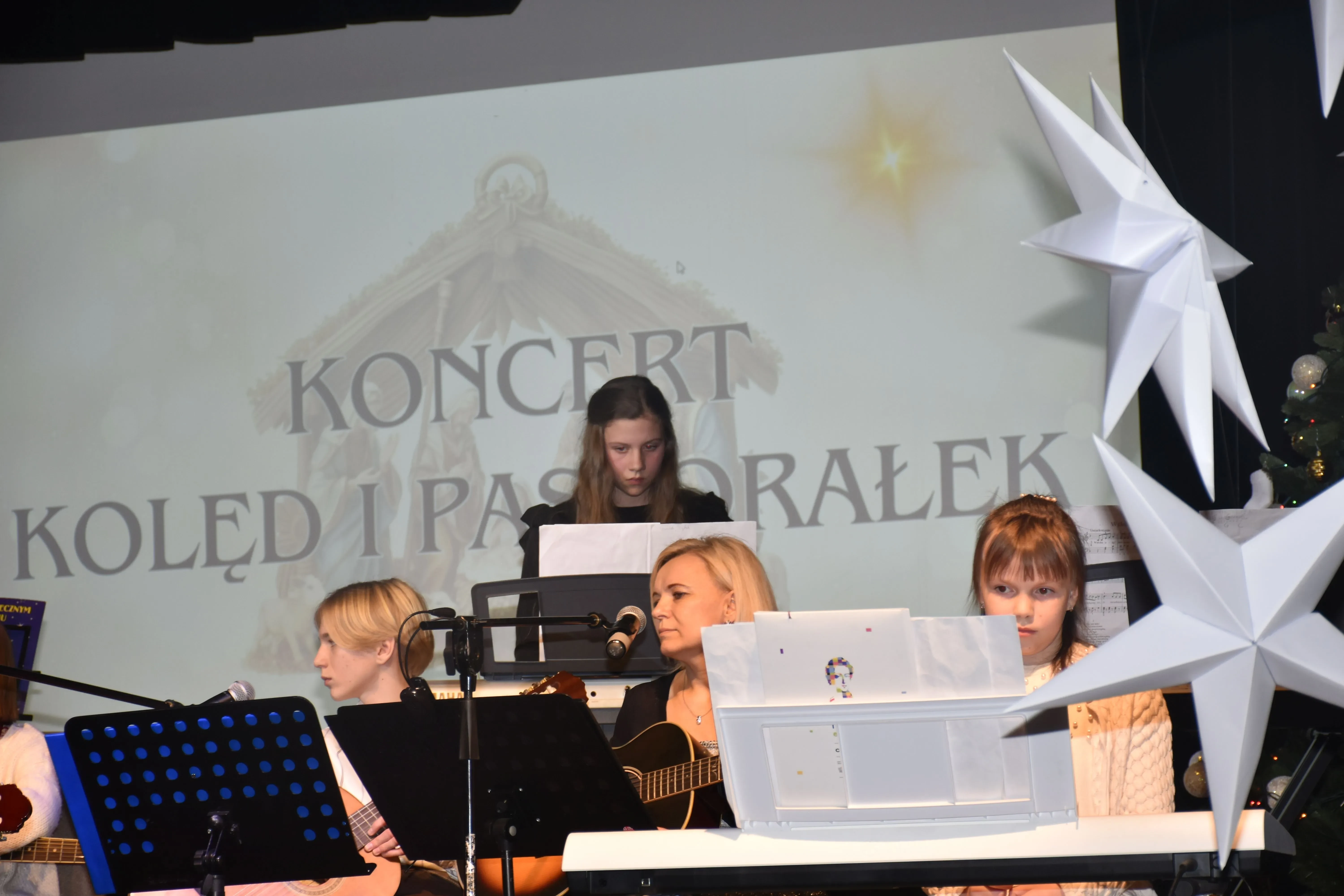 dziewczyna gra na keyboardzie