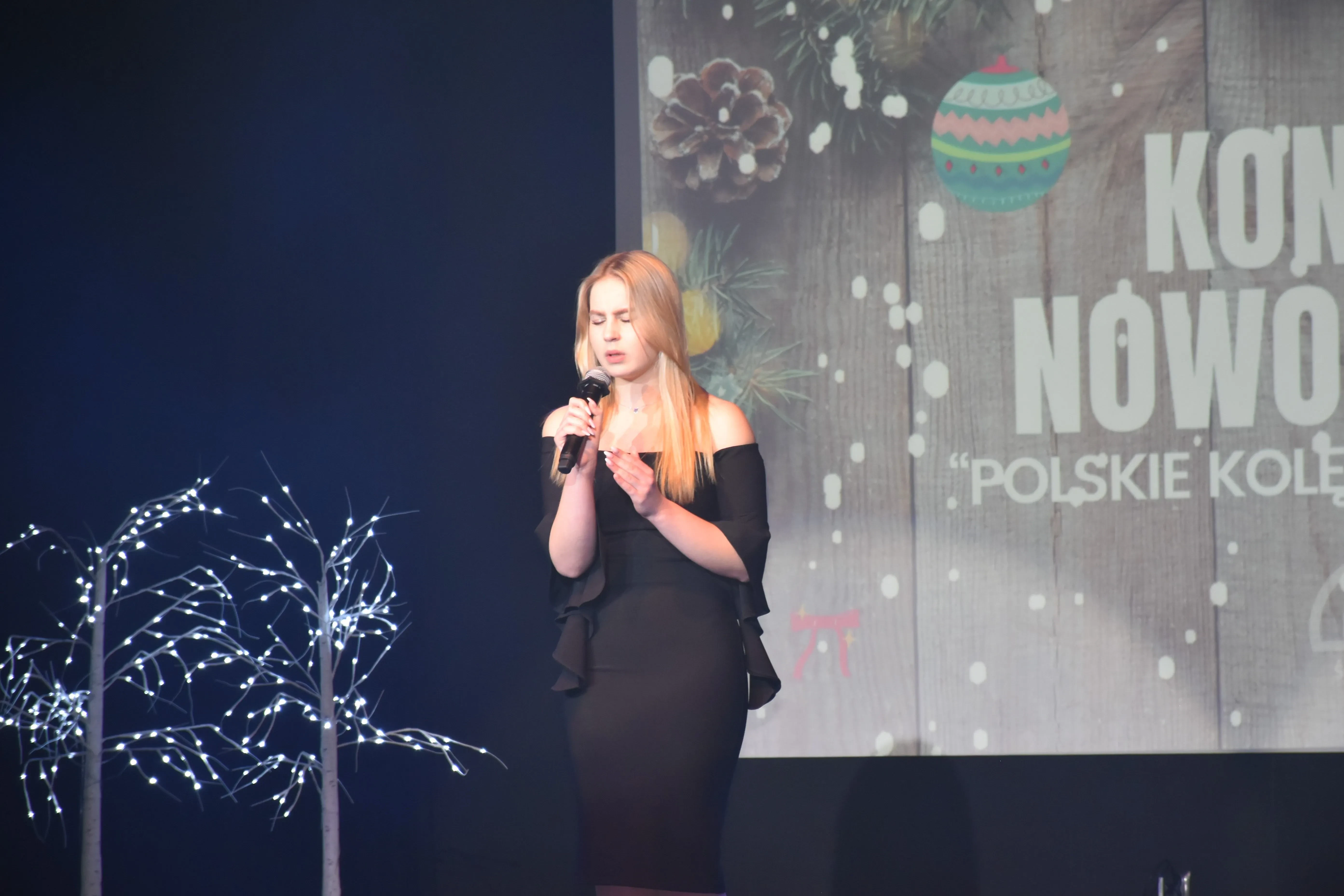 dziewczyna w czarnej sukience śpiewa