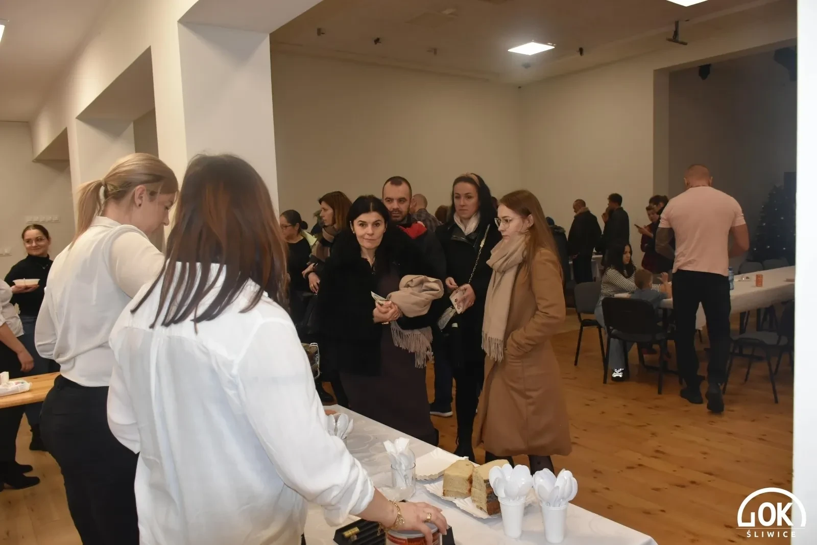 wiecwójt wydaje zupę