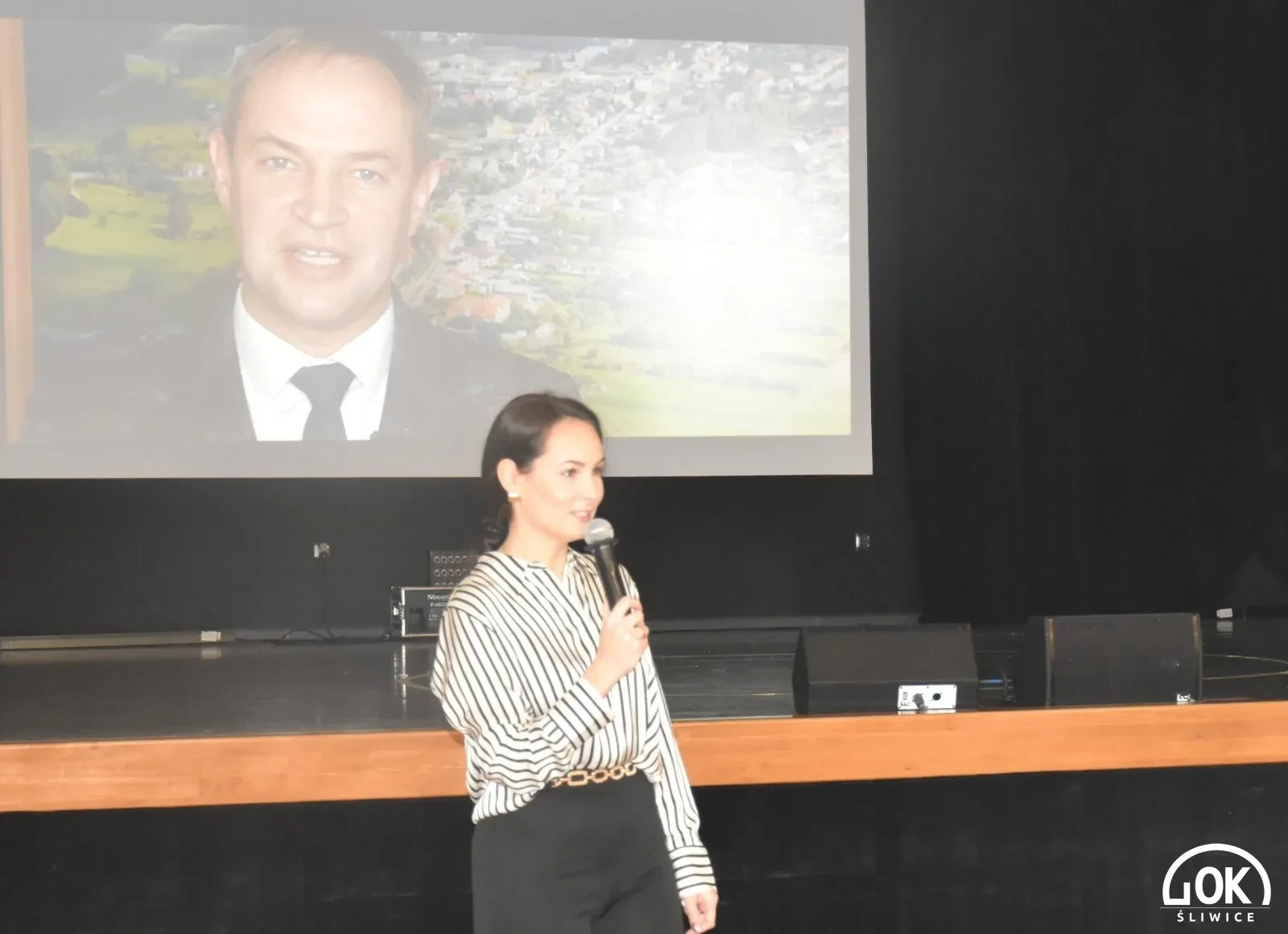 dyrektor gok przed sceną dziękuje za przybycie