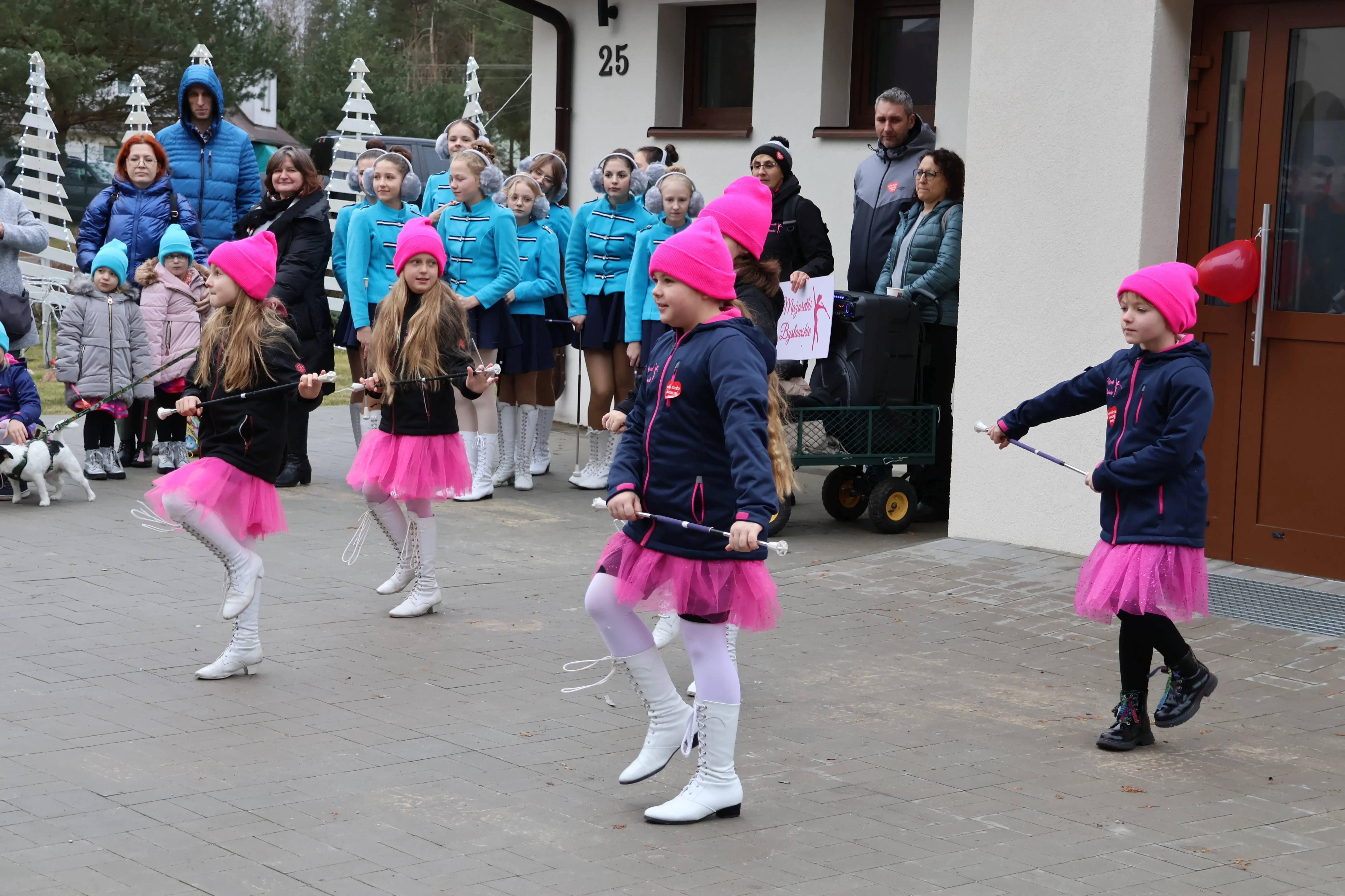 Dziewczynki tańczą