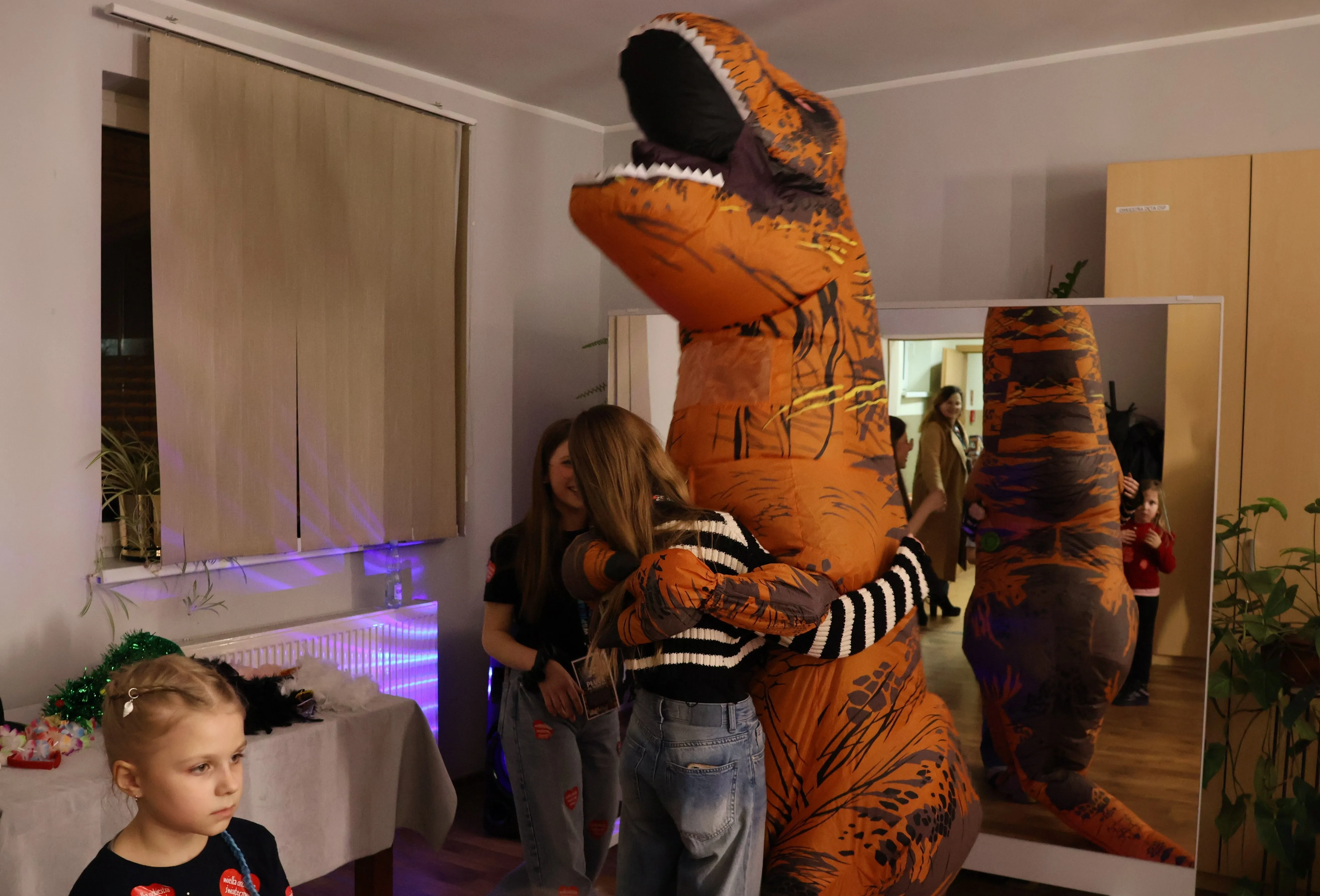 Dziewczynka przytula maskotkę
