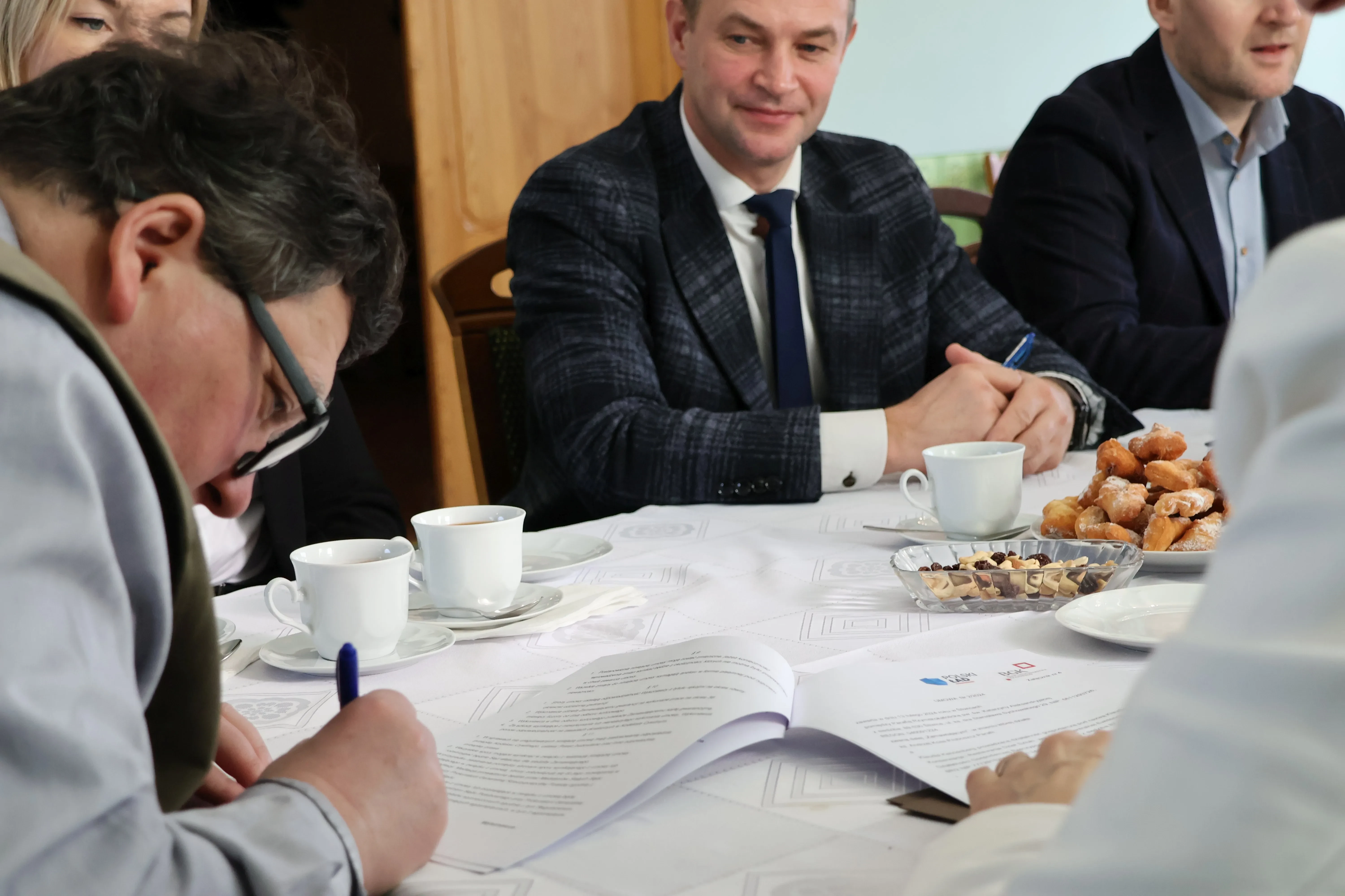 ks proboszcz podpisuje umowę