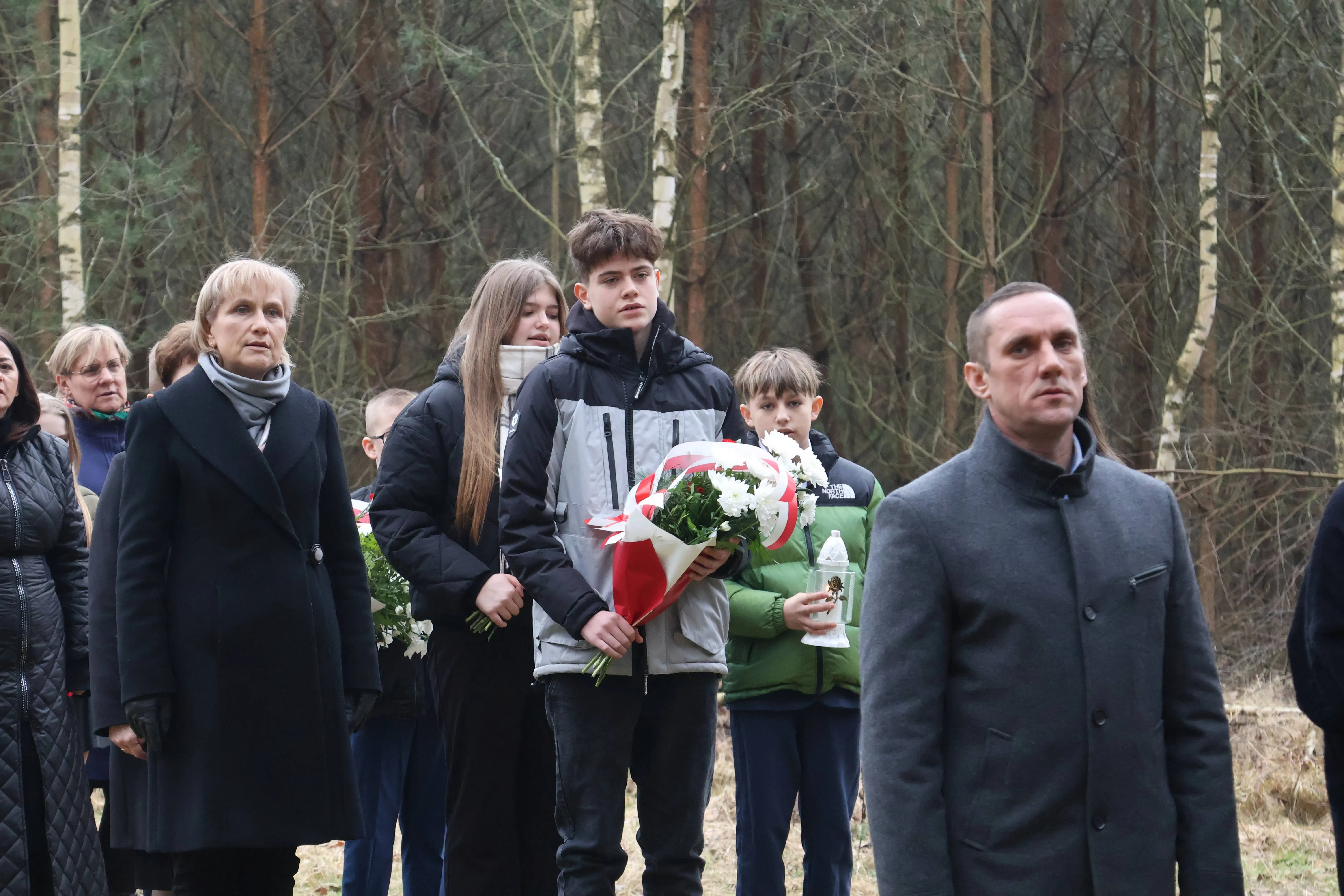 chłopiec trzymający bukiet kwiatów