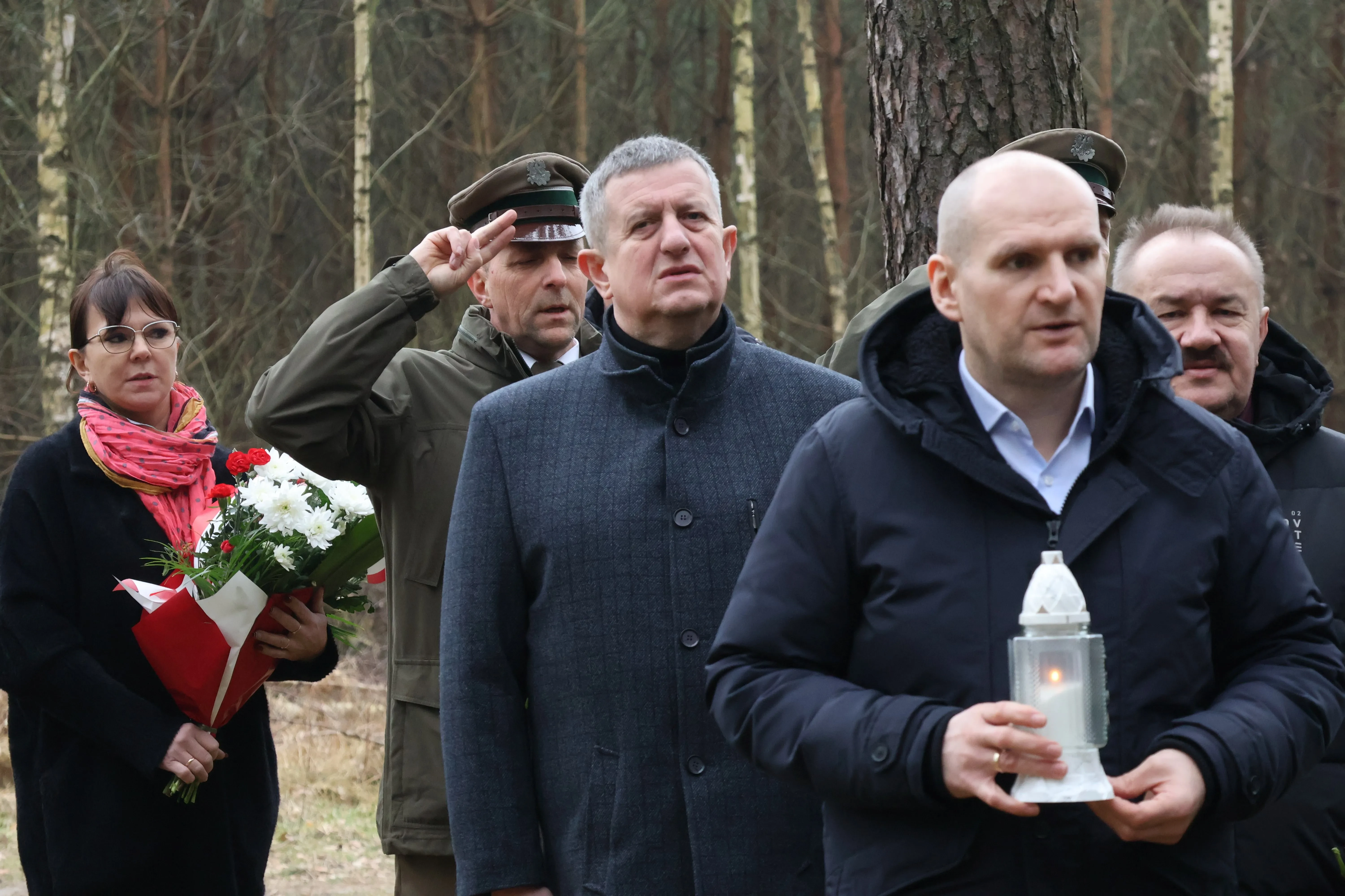 mężczyzna trzymający znicz