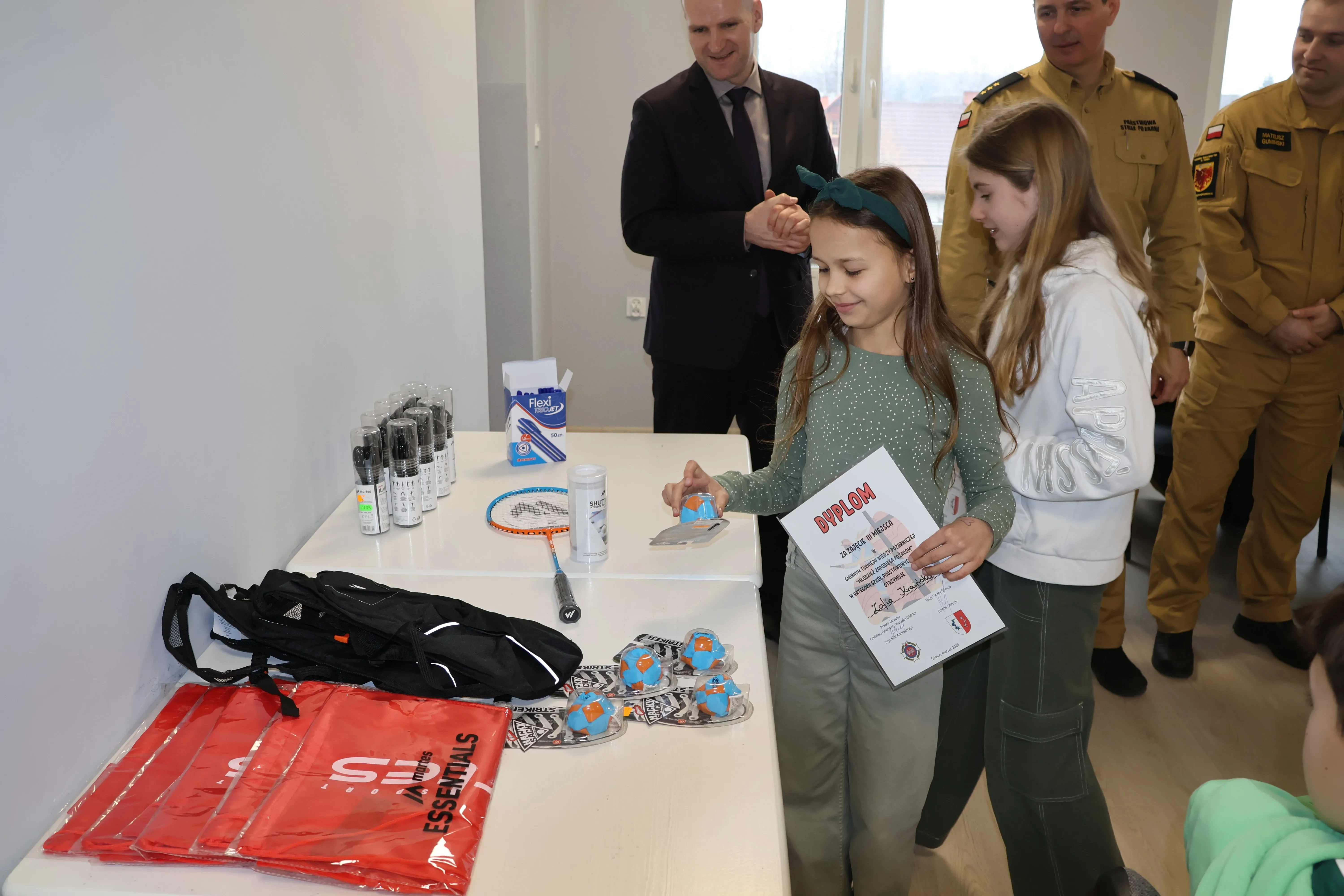 dzieci wybierają nagrody