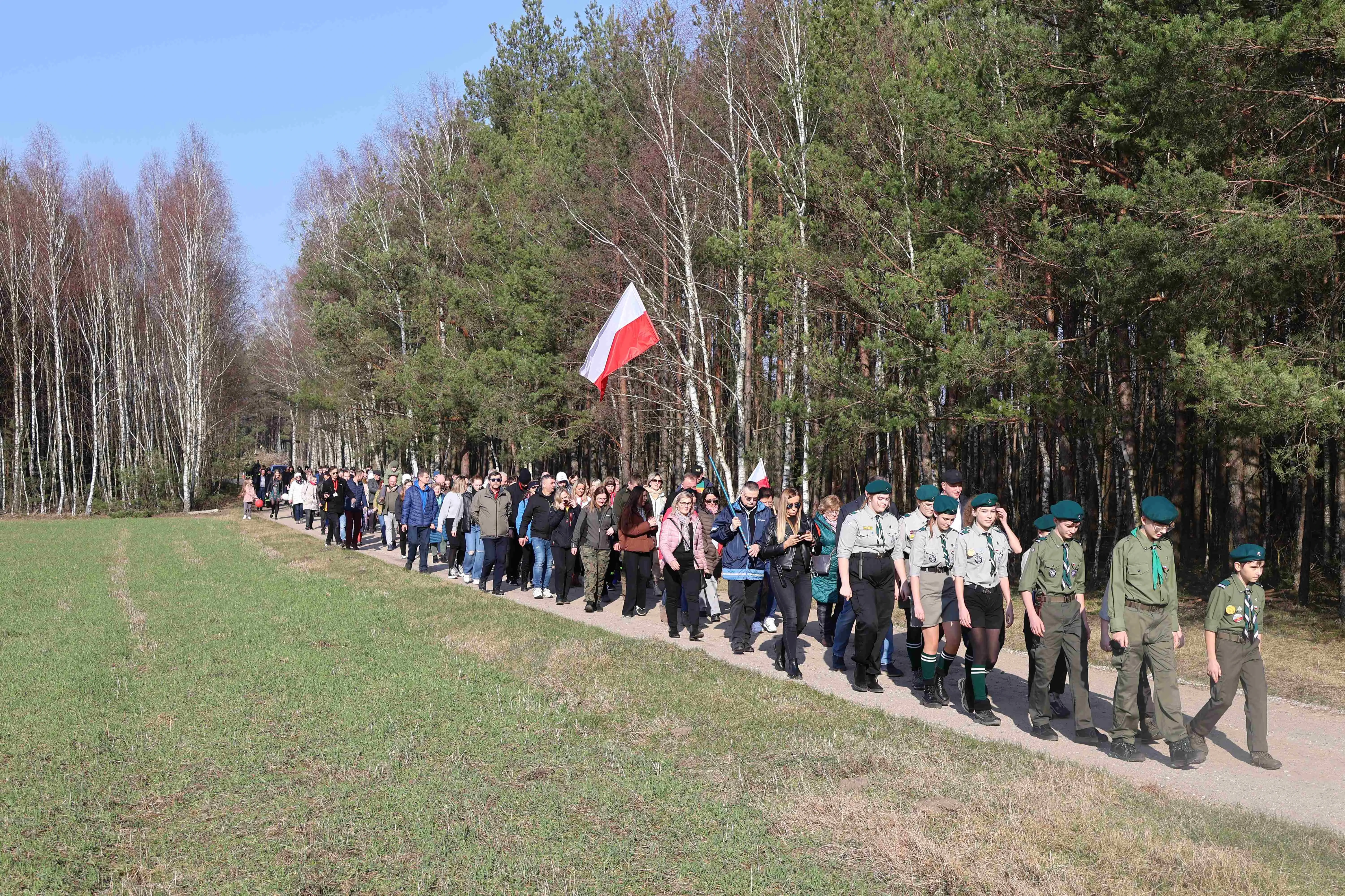 harcerze prowadzą grupę ludzi