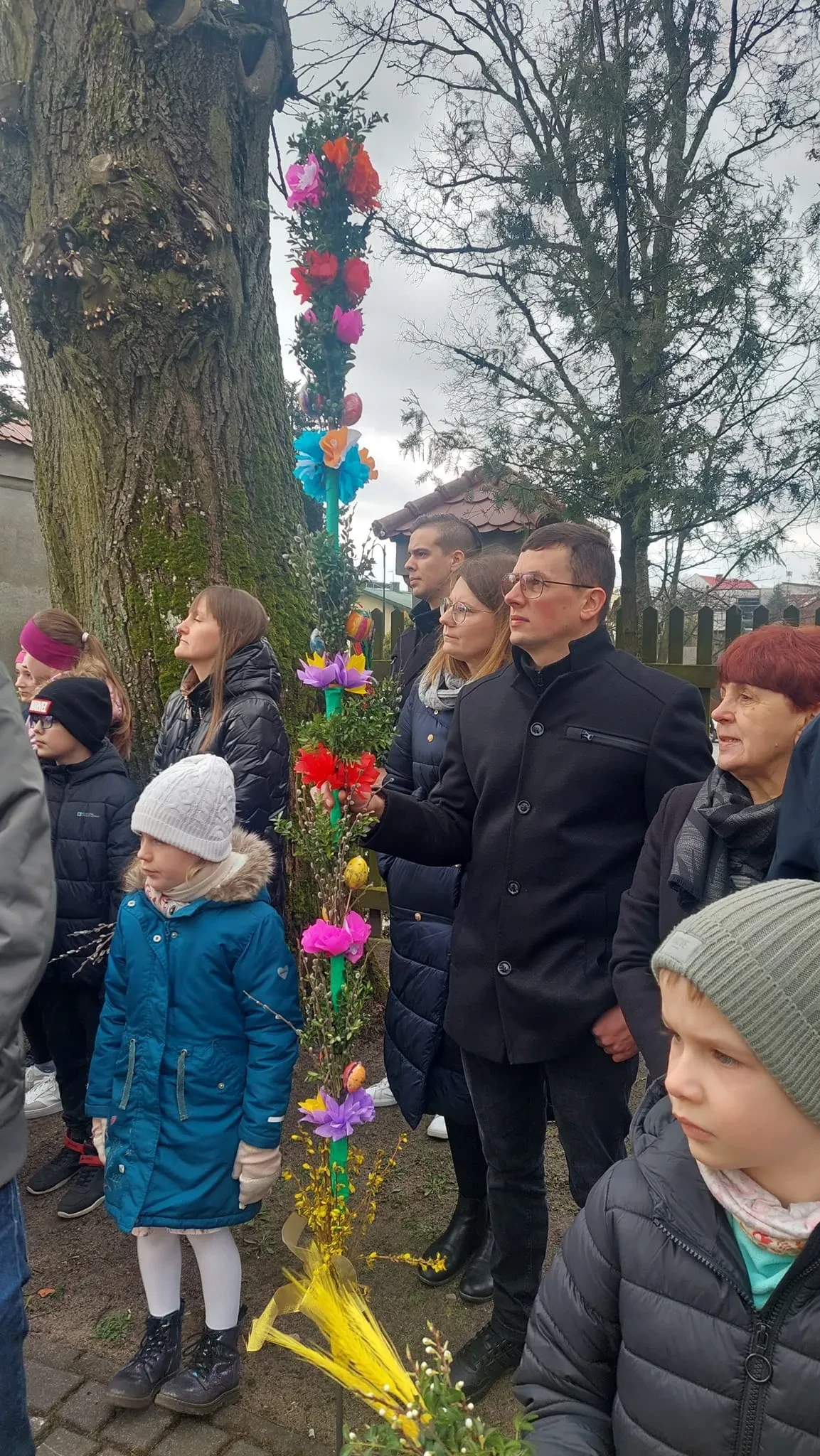 ludzie z palmami wielkanocnymi