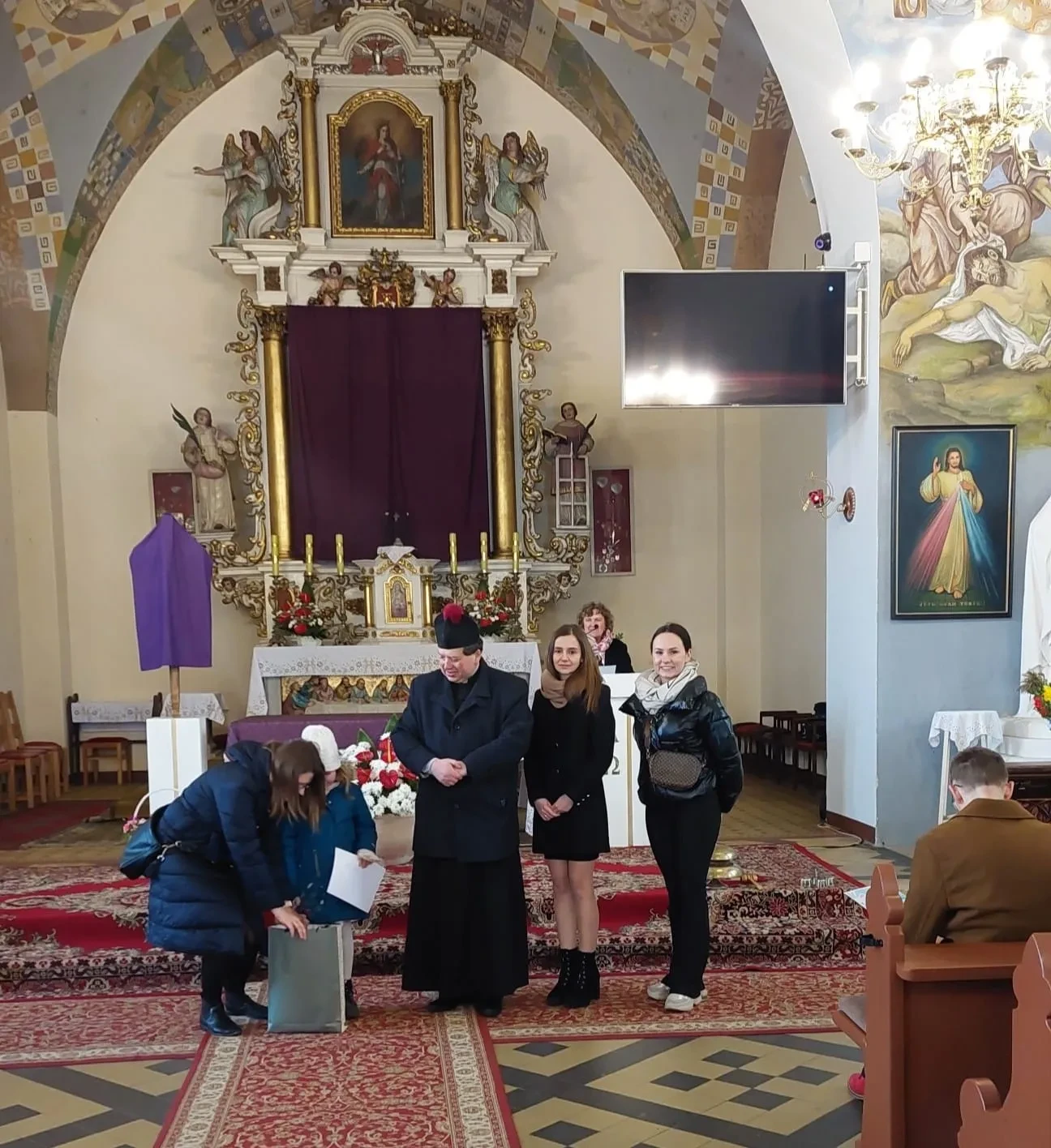 ludzie z nagrodami za palme wielkanocną