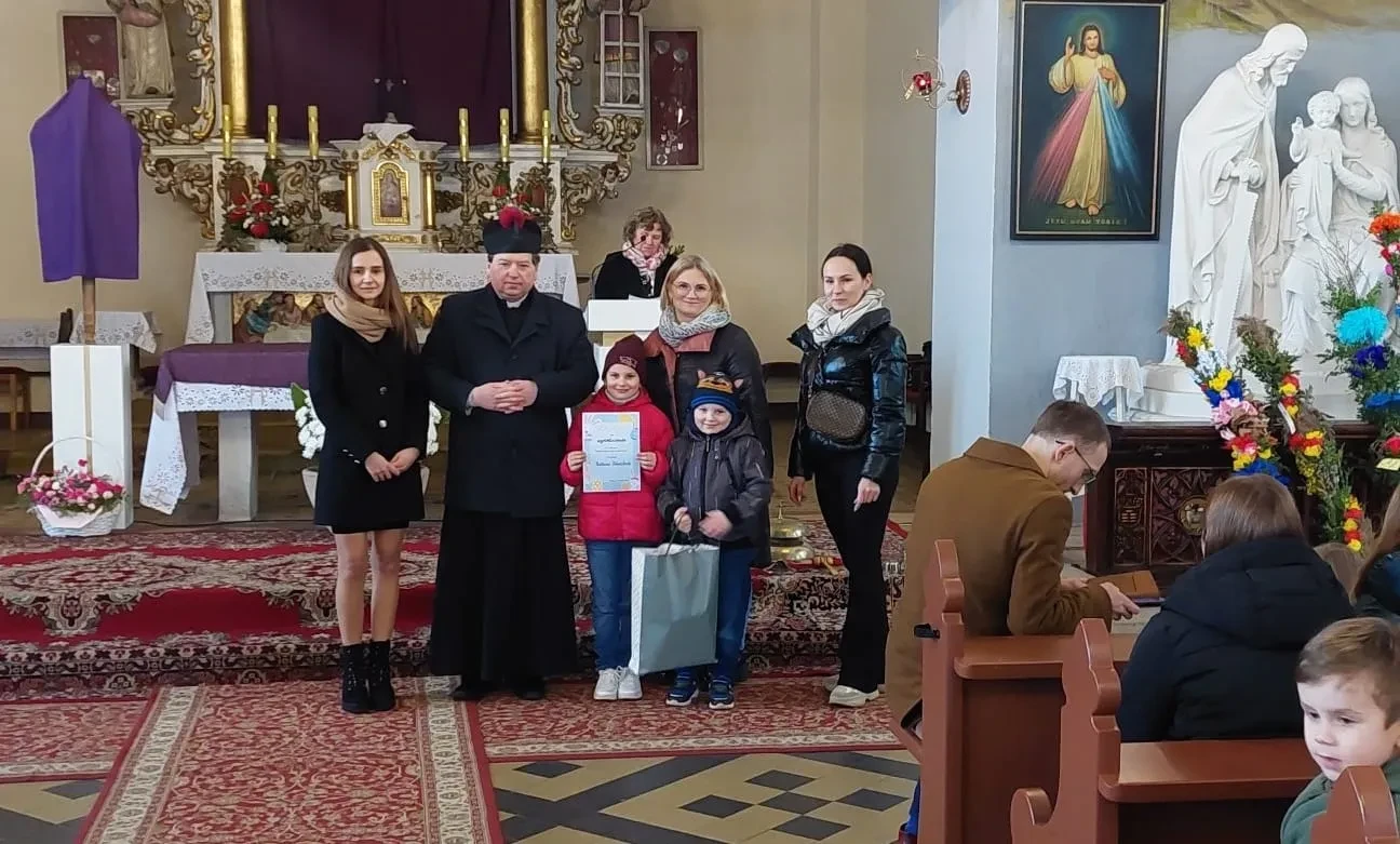 ludzie z nagrodami za palme wielkanocną