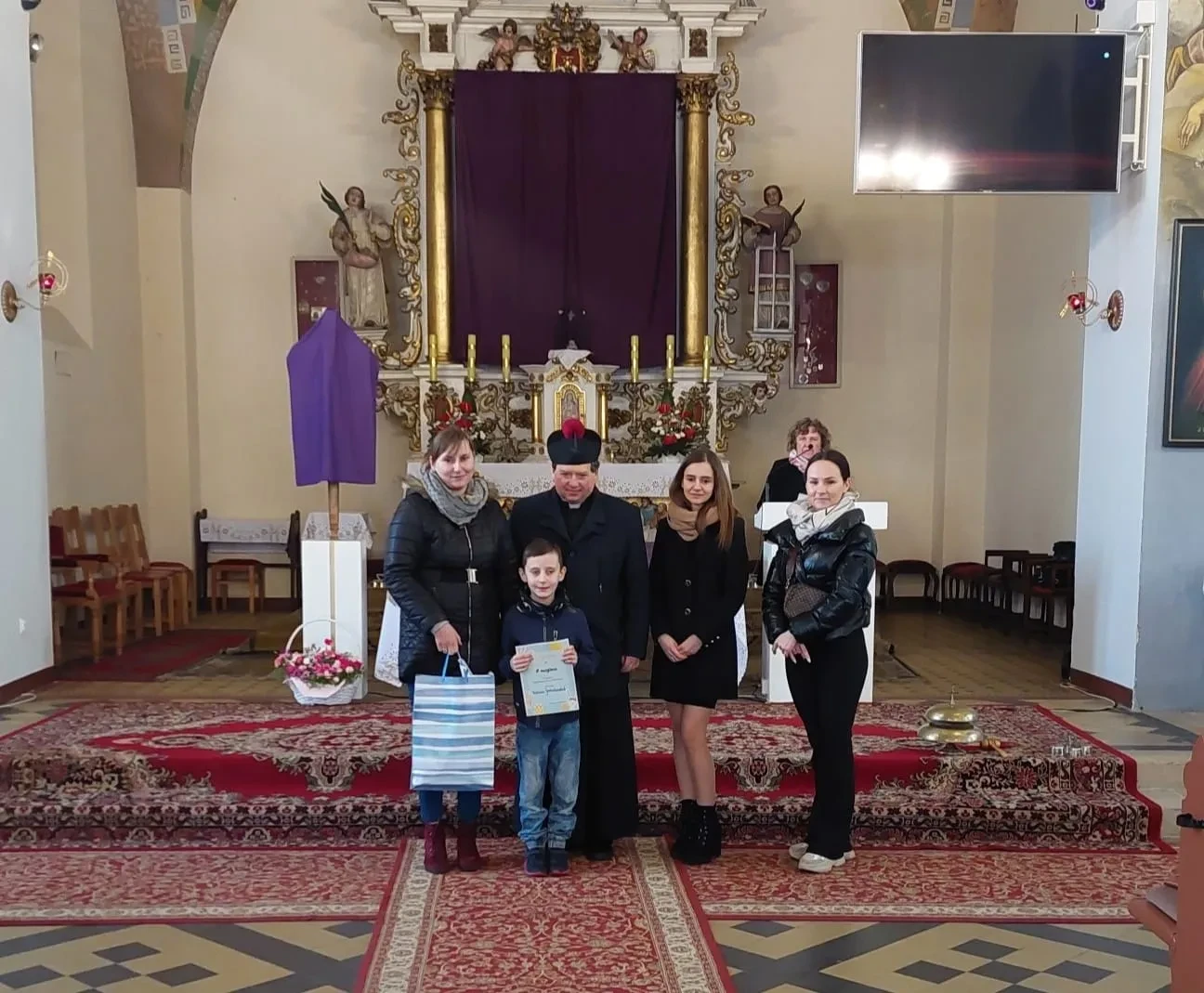 ludzie z nagrodami za palme wielkanocną