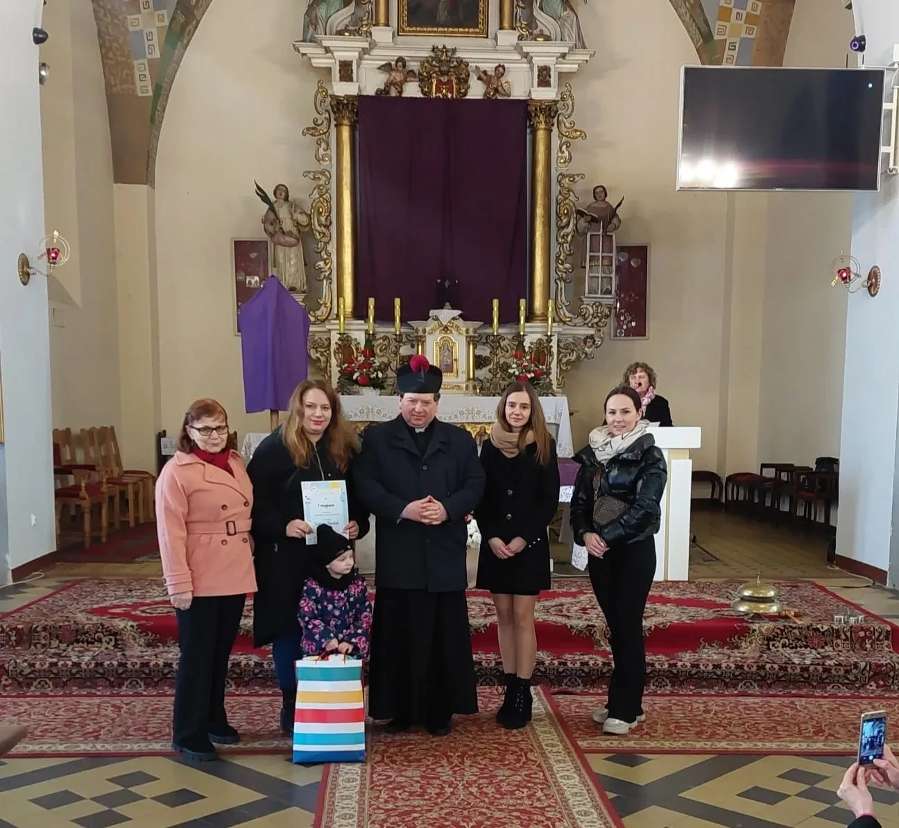ludzie z nagrodami za palme wielkanocną