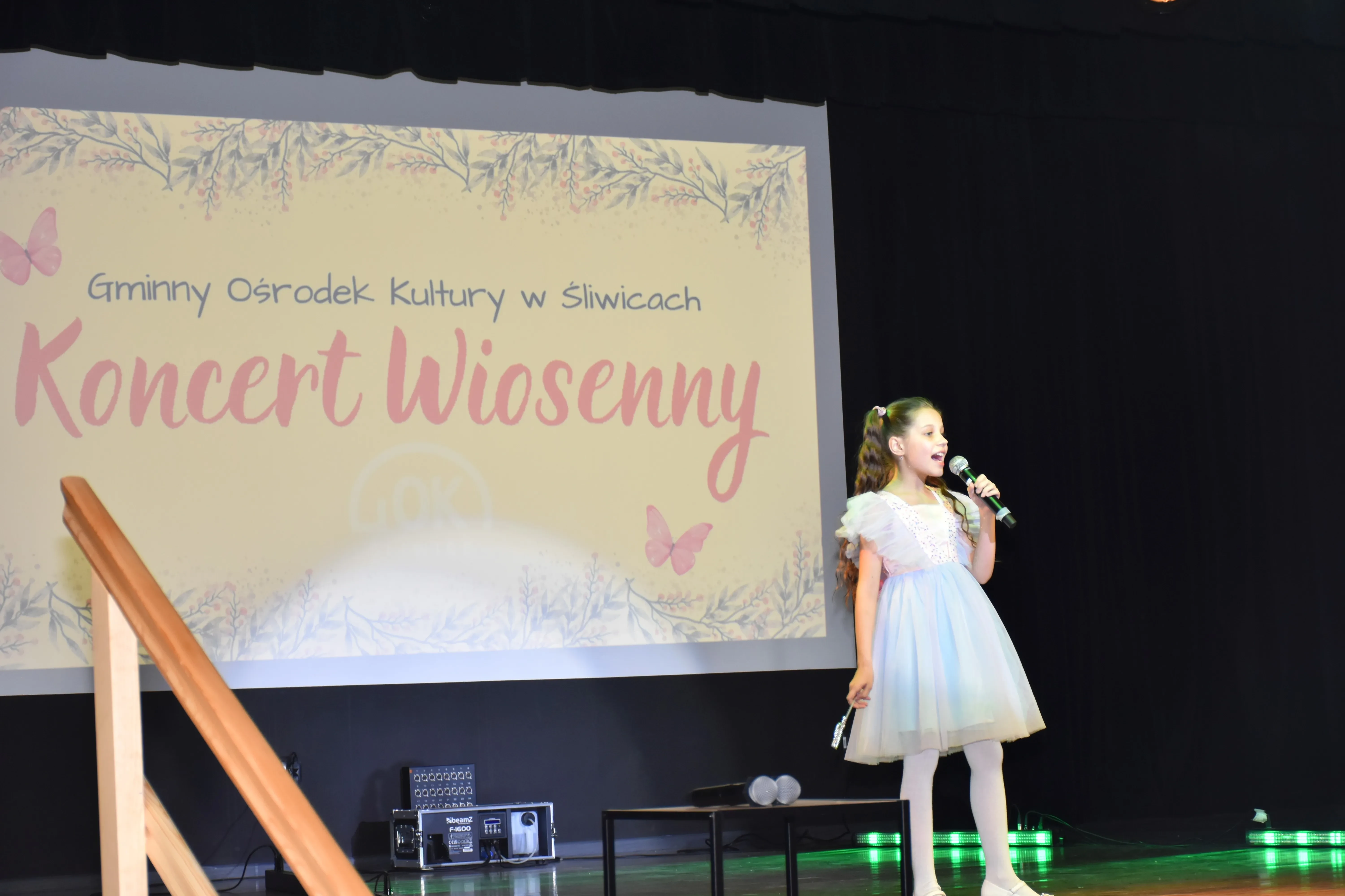 dziewczynka śpiewa na scenie