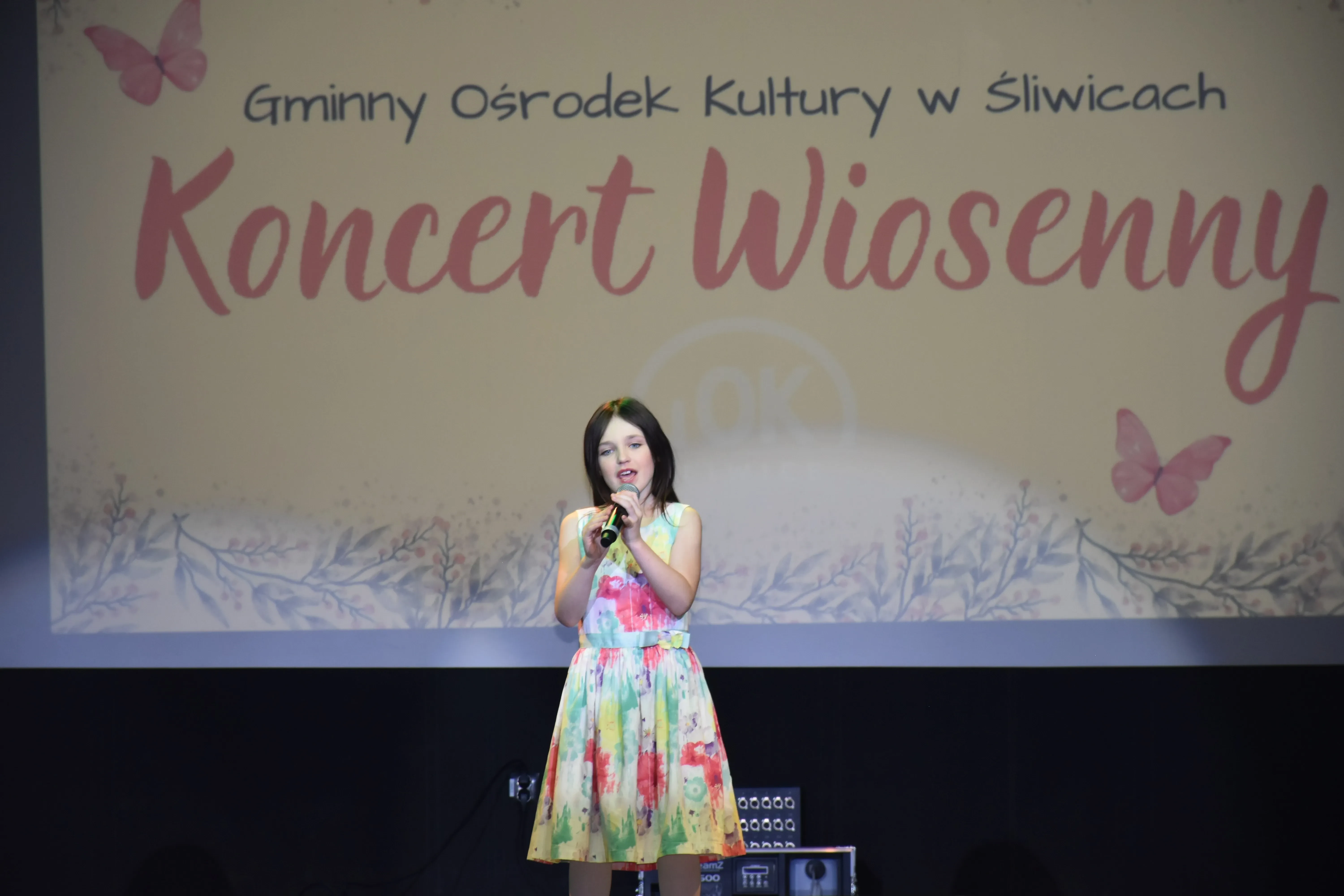dziewczynka śpiewa na scenie