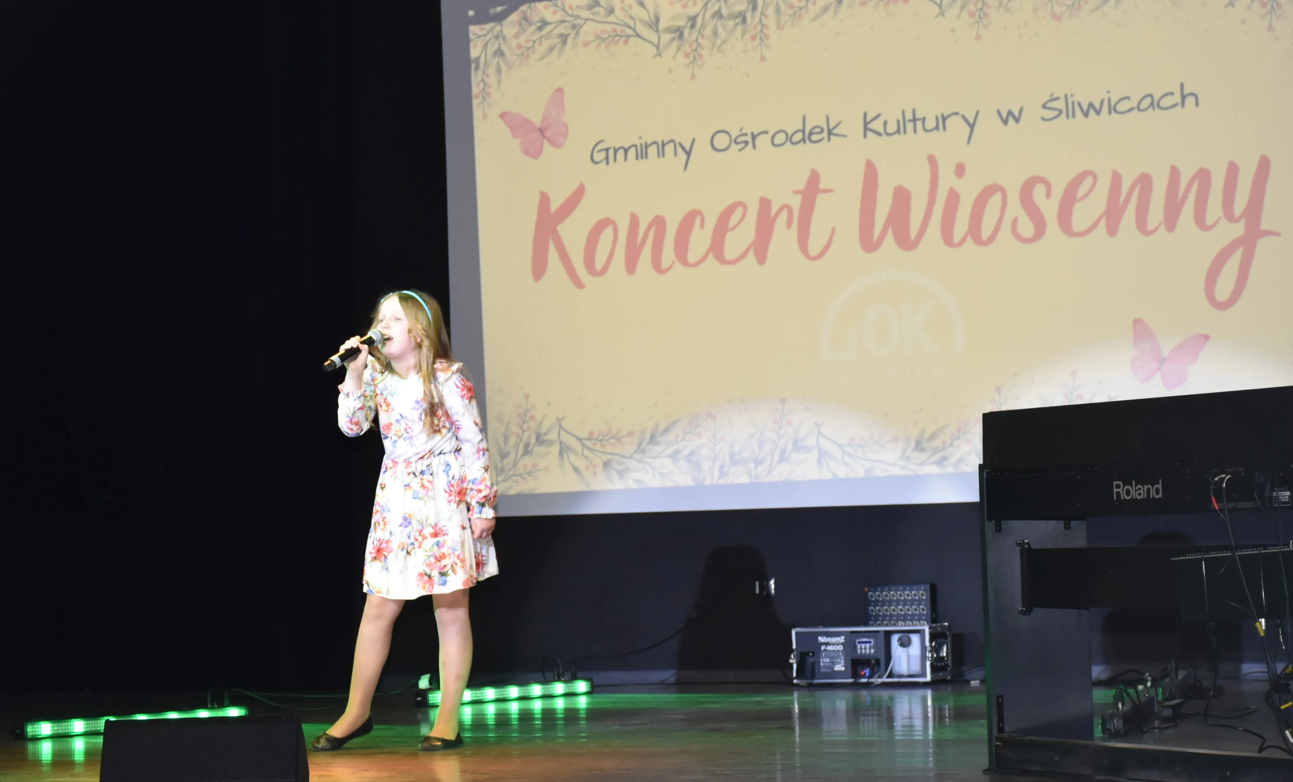 dziewczynka śpiewa na scenie