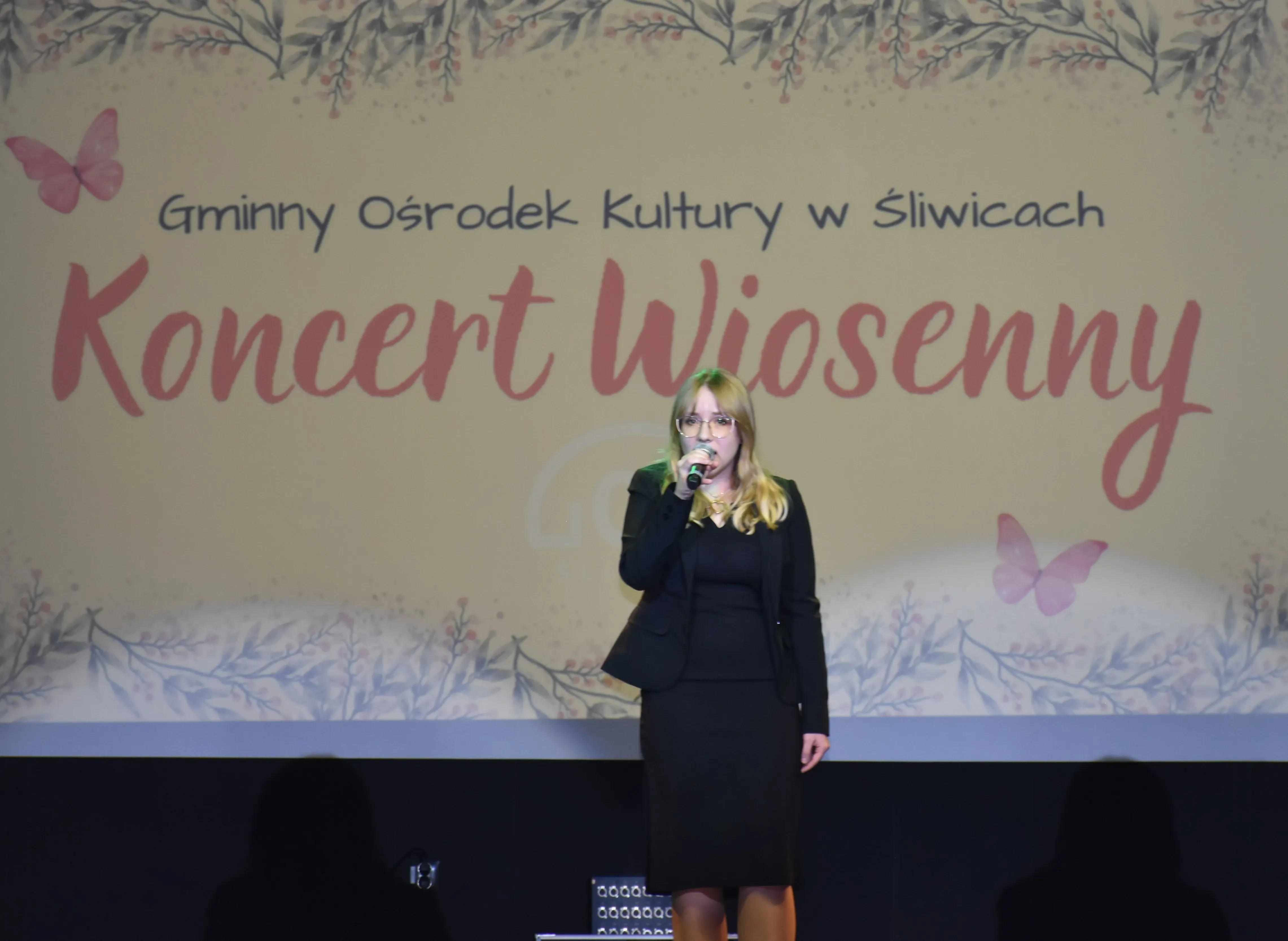 dziewczynka śpiewa na scenie