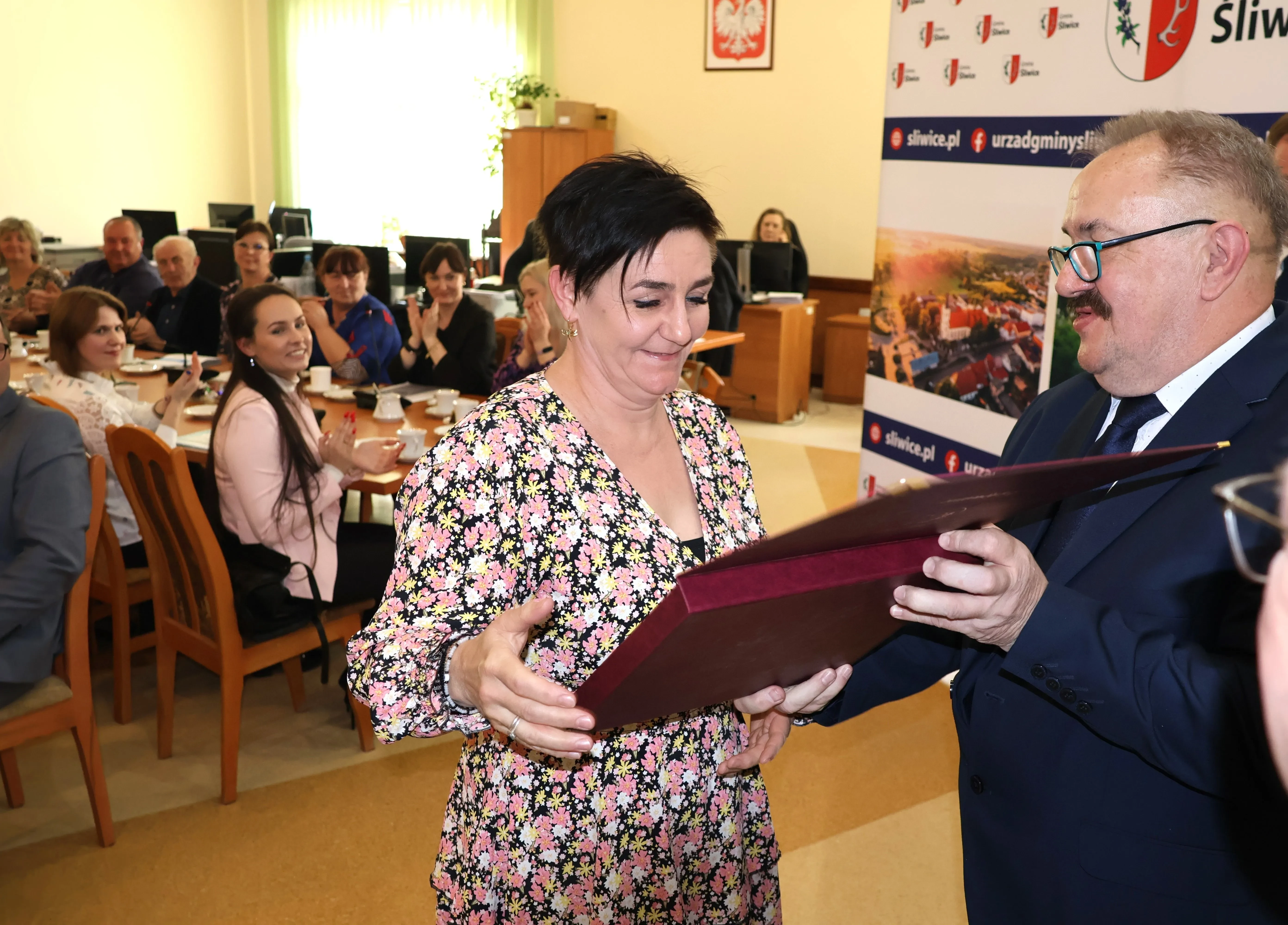 mężczyzna otrzymuje podziękowania