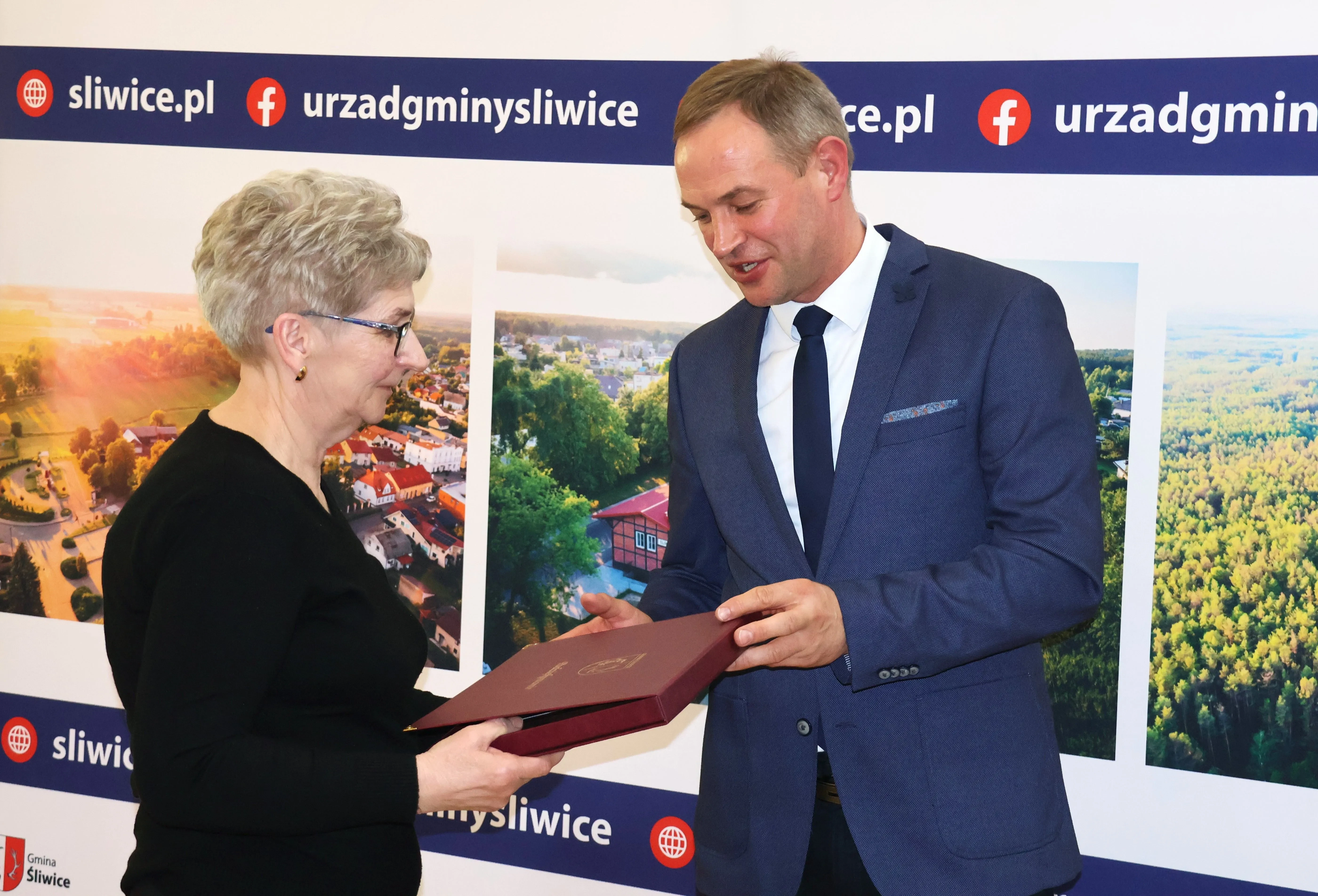 wójt wręcza podziękowania kobiecie