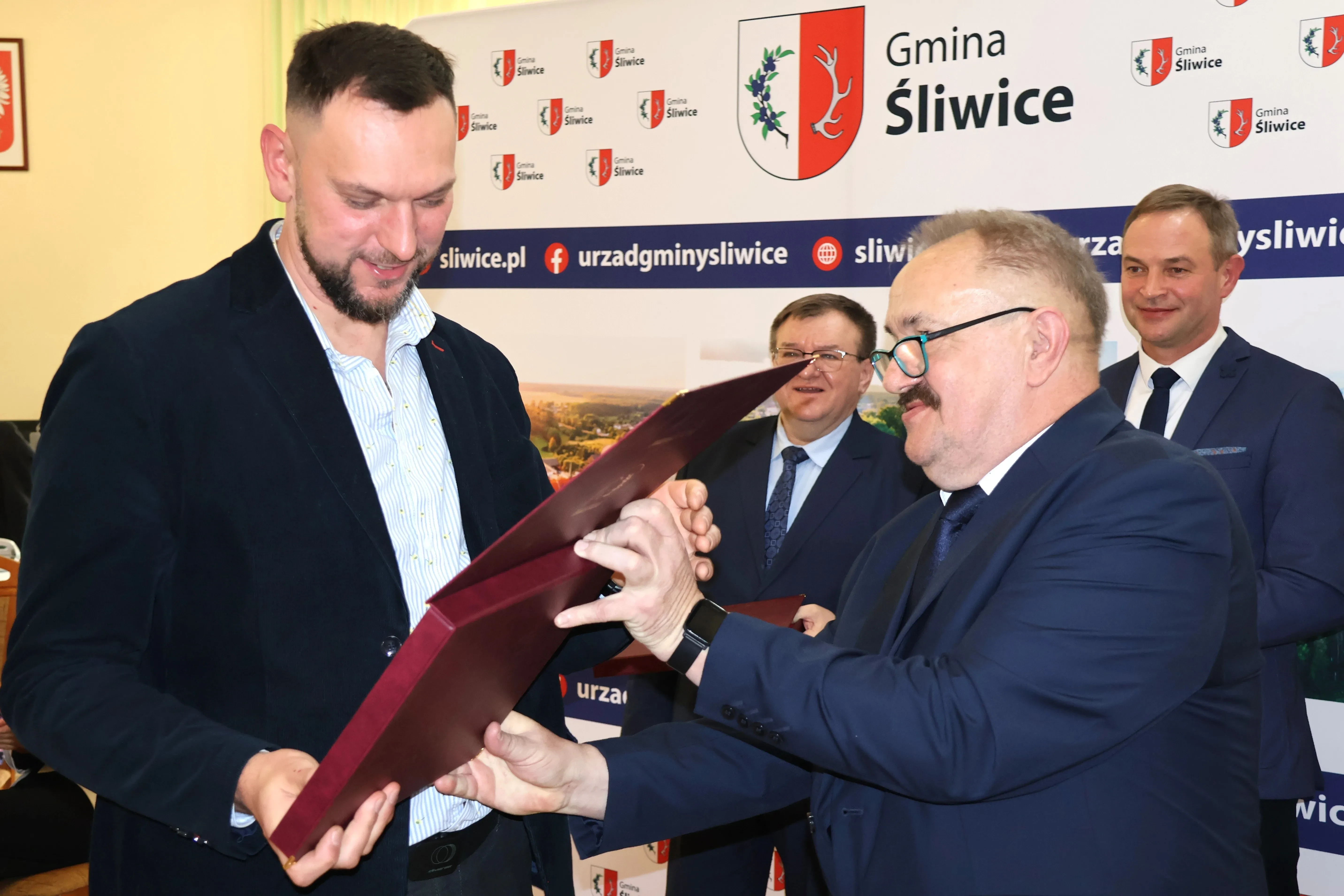mężczyzna wręcza podziękowania