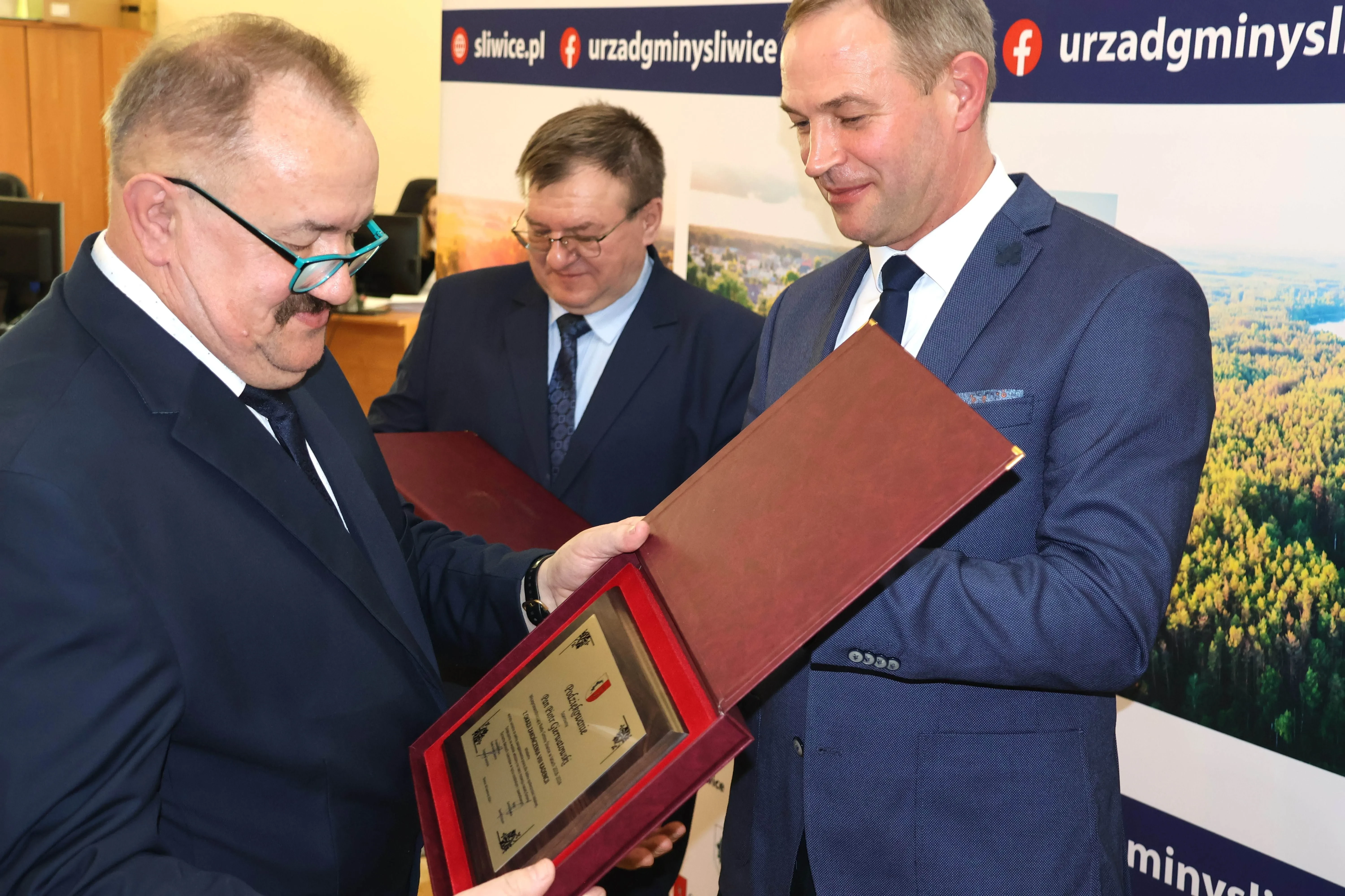 wójt i dwóch mężczyzn stoi