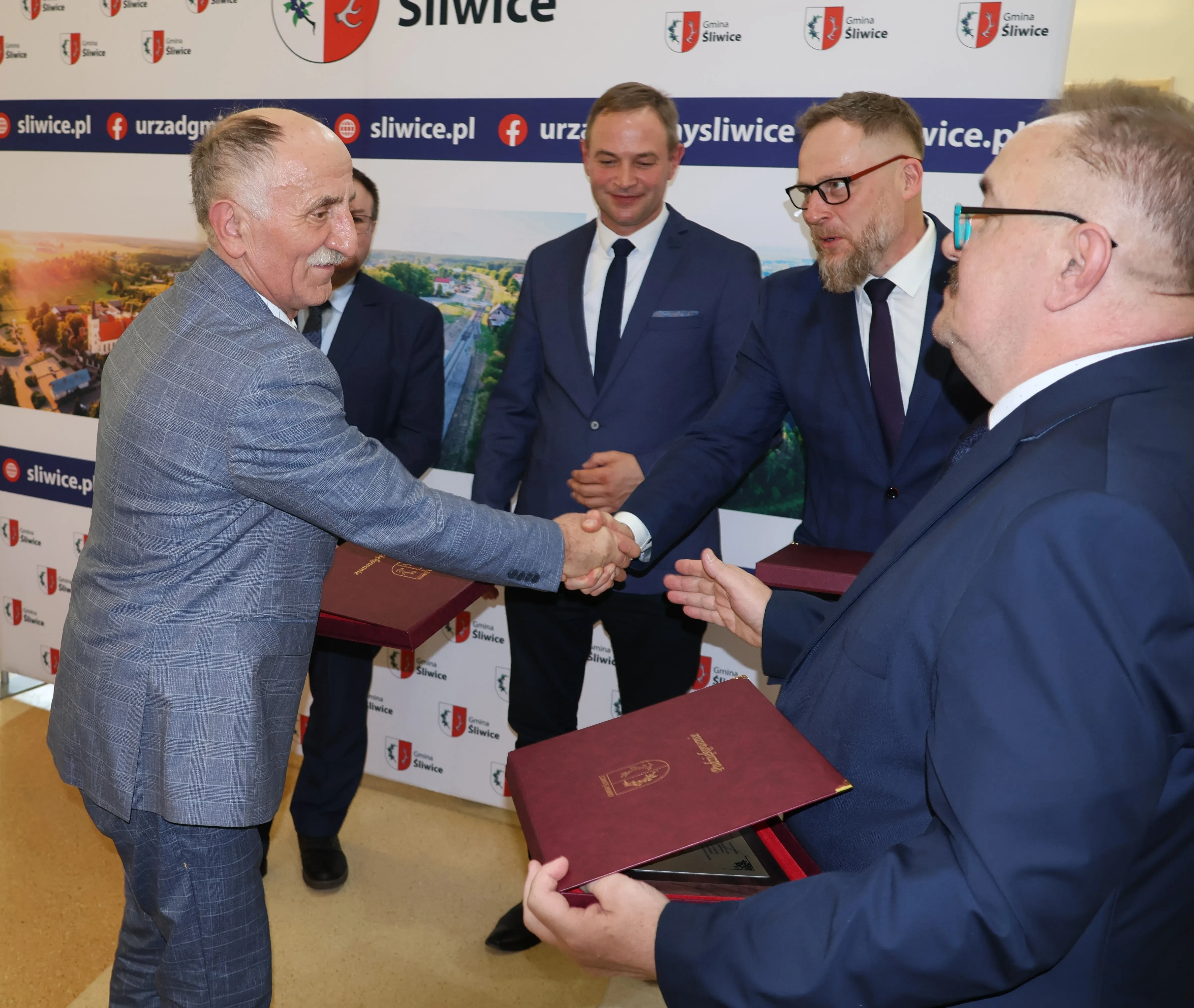 dwóch mężczyzn ściska się za dłonie