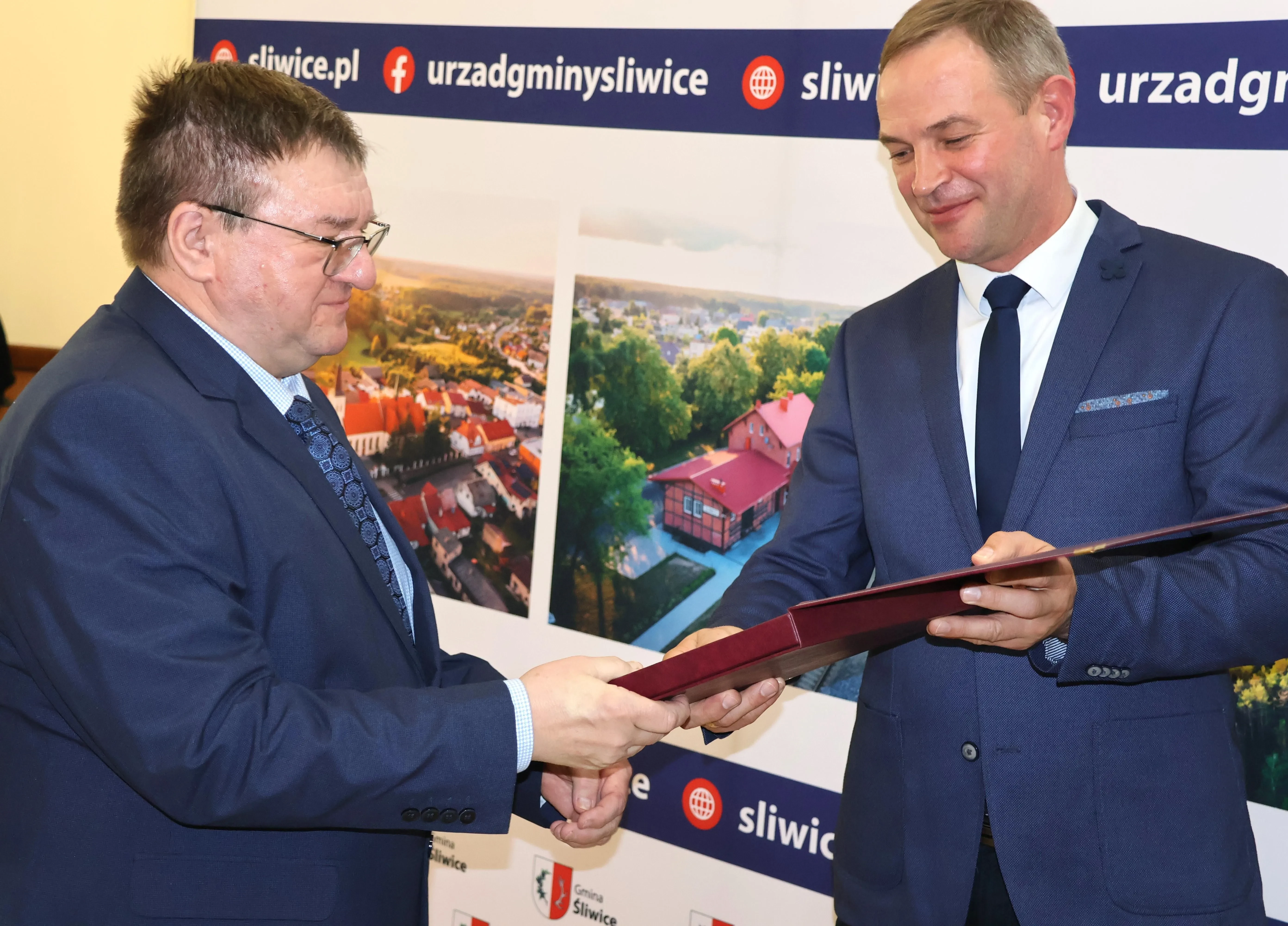 wójt wręcza podziękowania