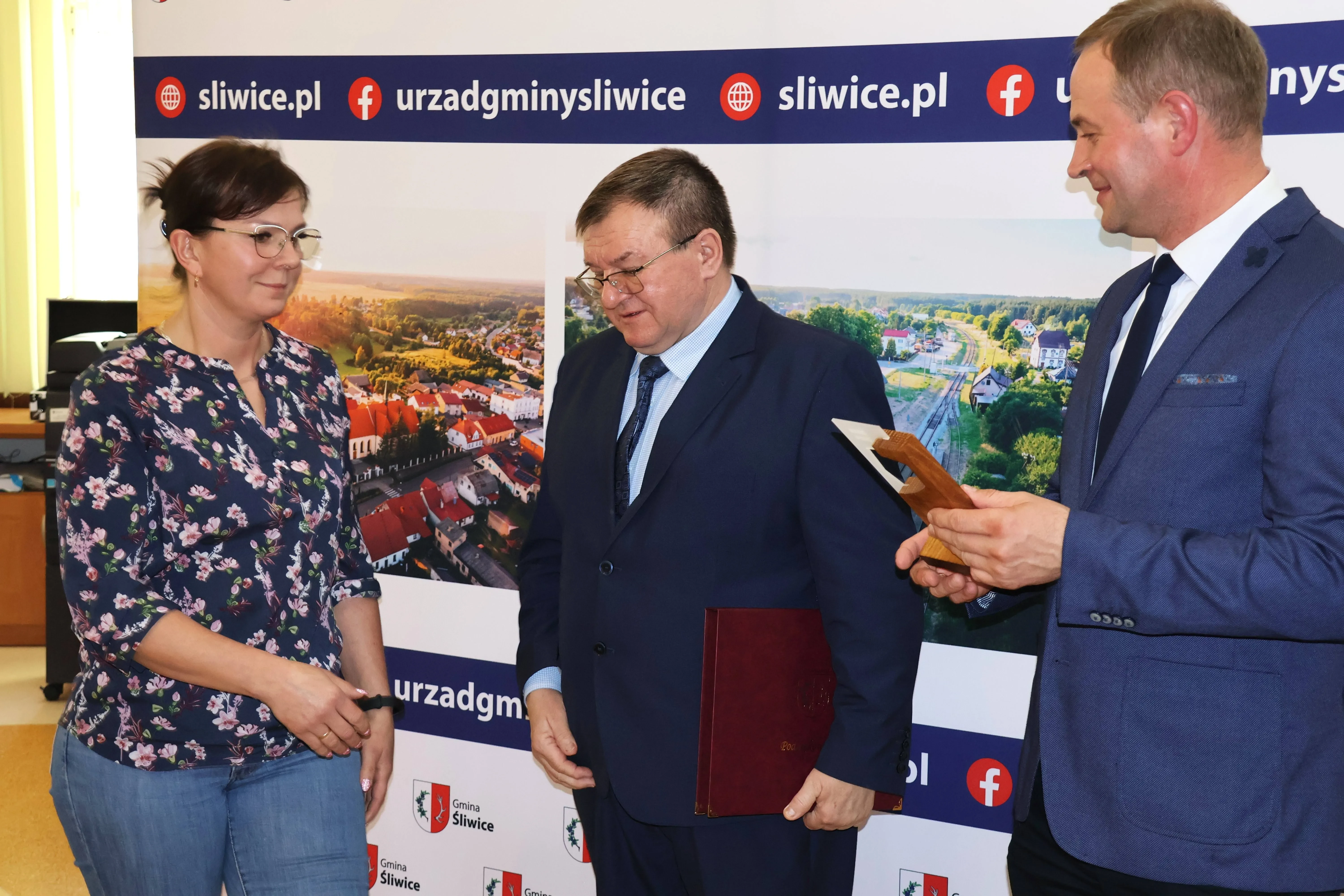 kobieta idzie po nagrodę