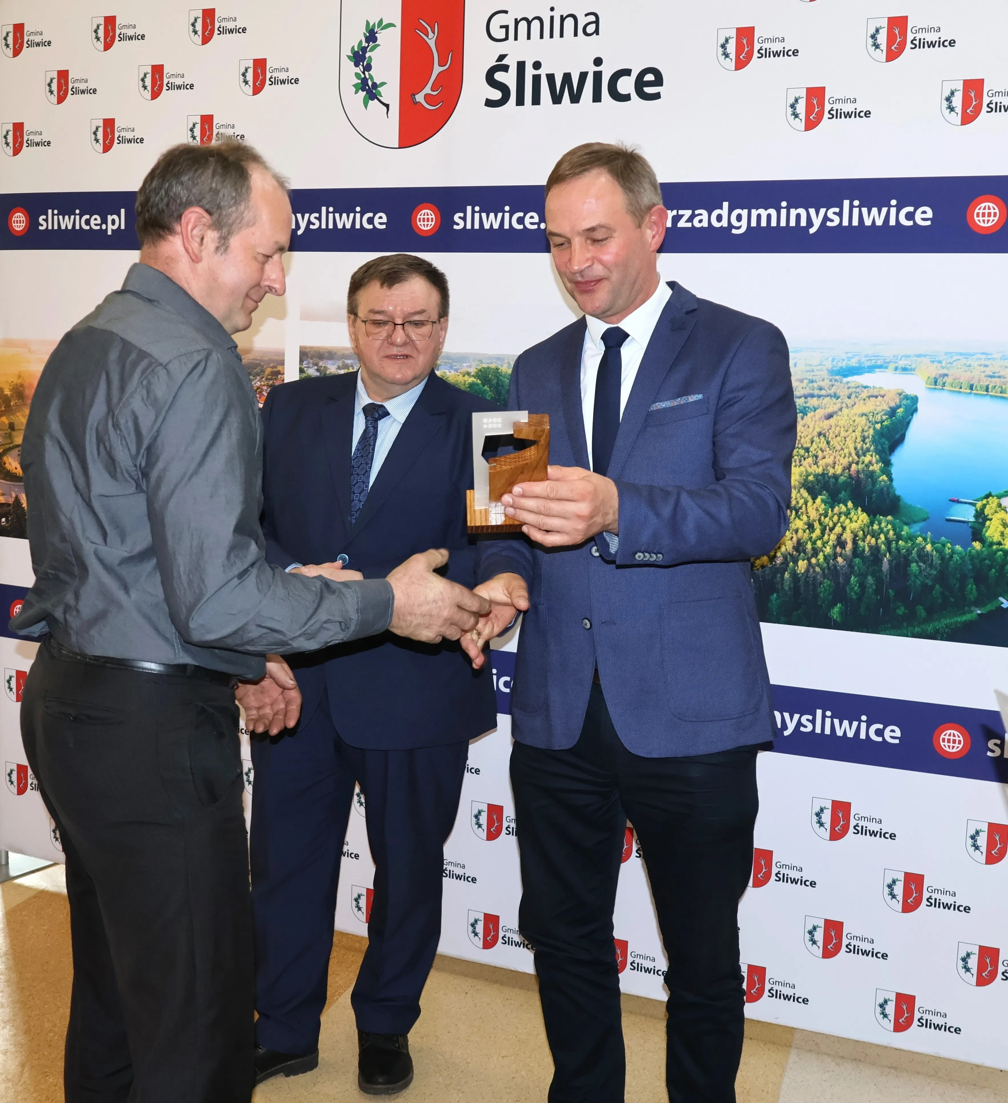 trzech mężczyzn stoi