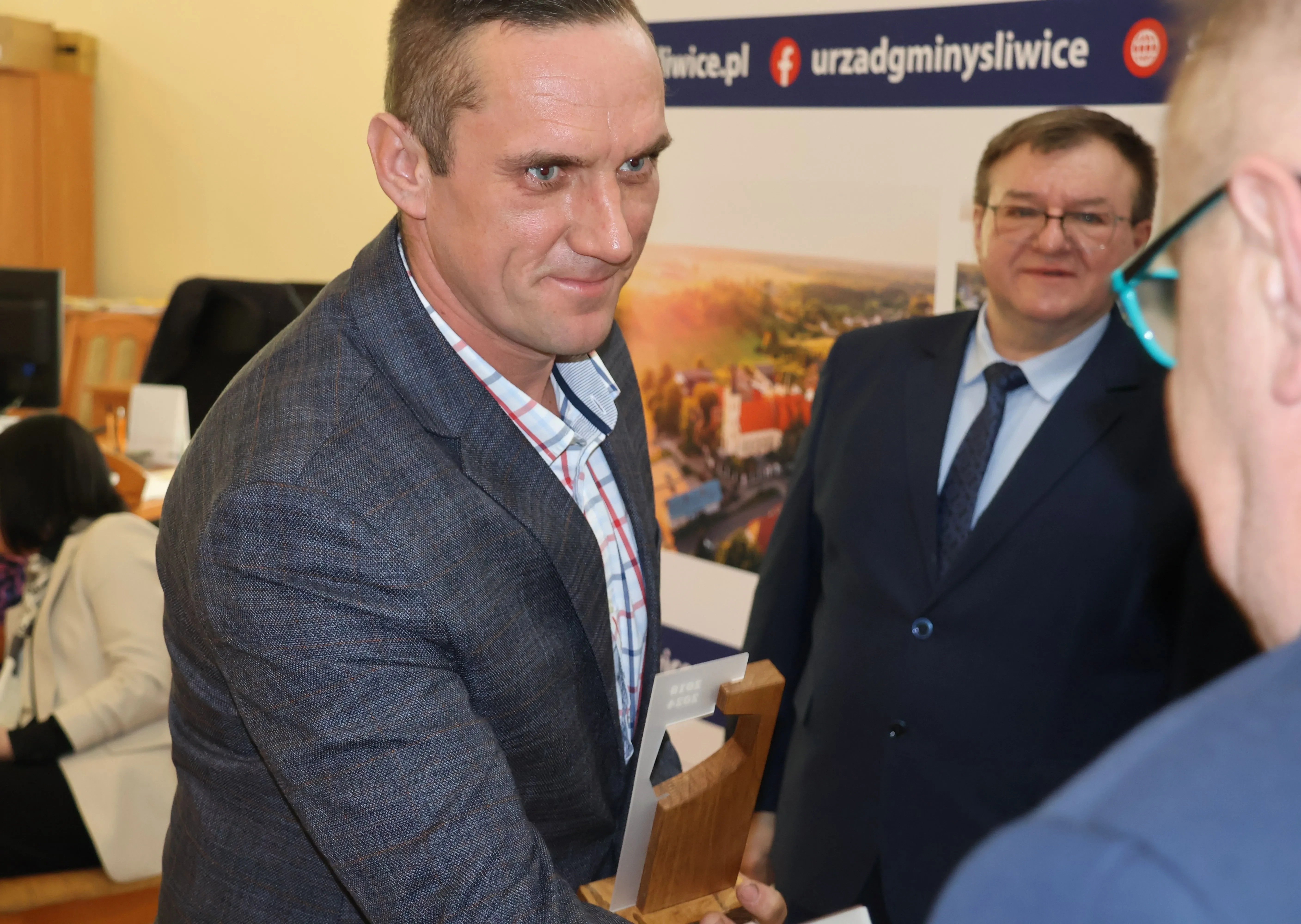 dwóch mężczyzn stoi
