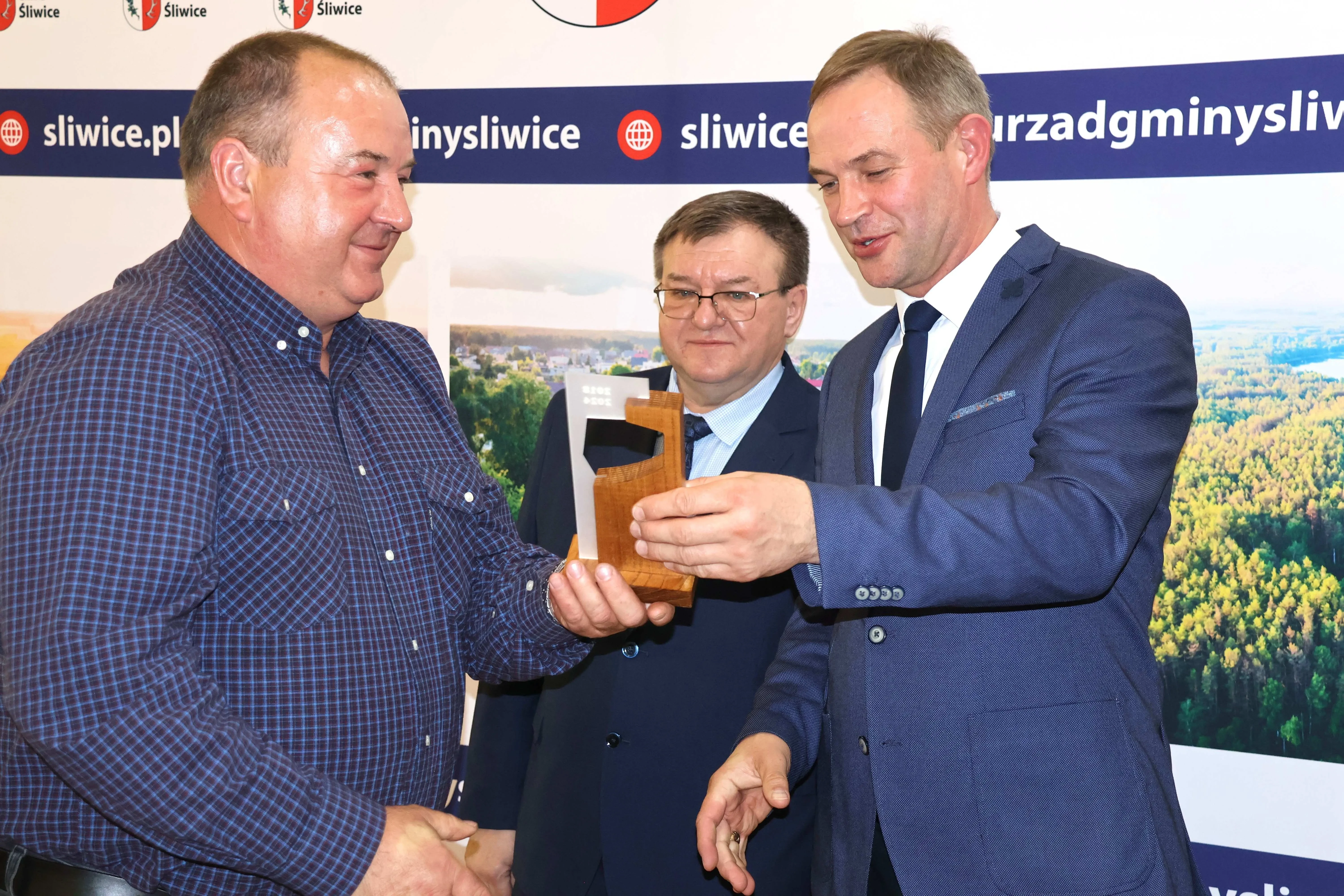 trzech mężczyzn stoi