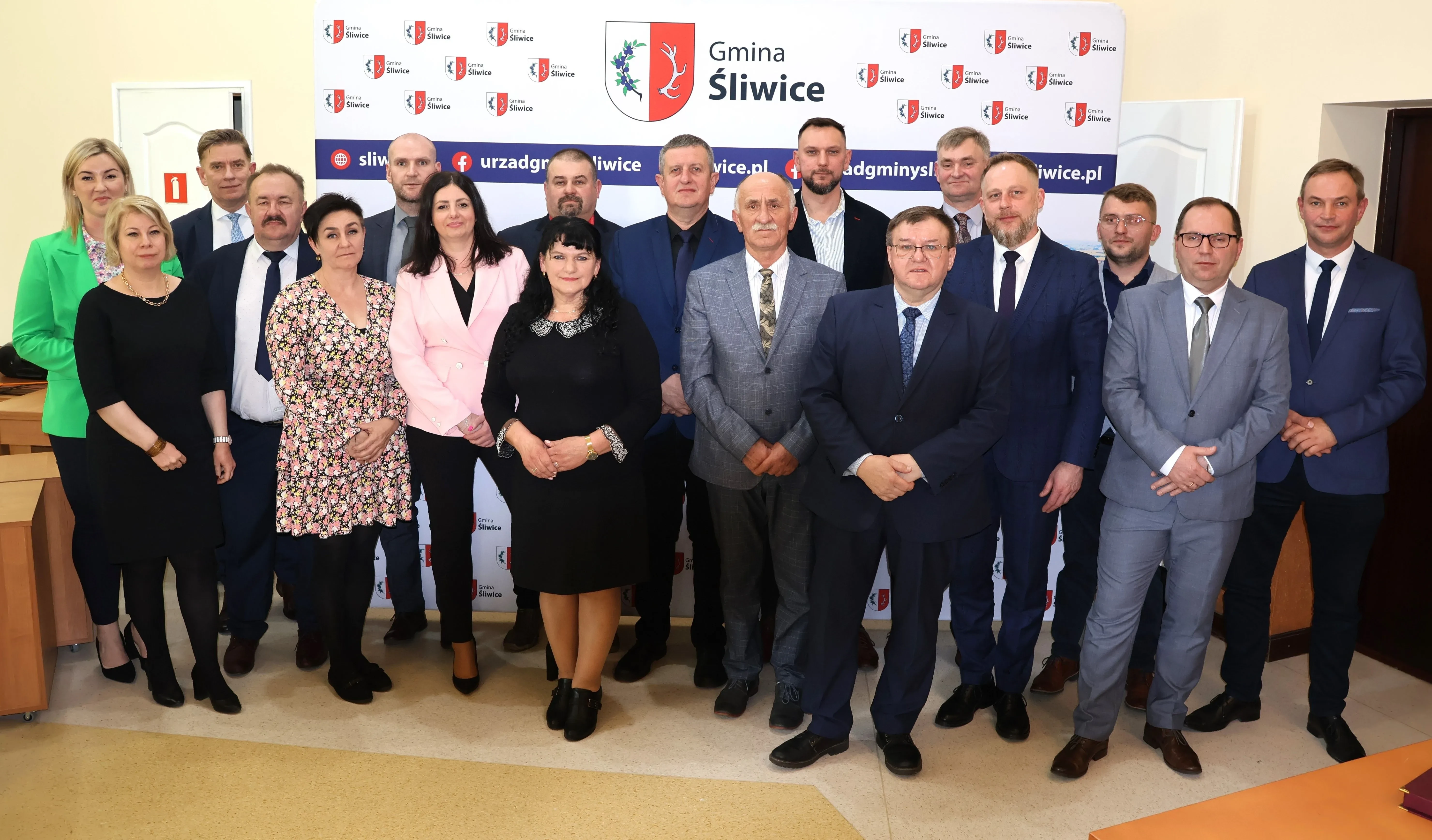 grupa ludzi pozuje do zdjęcia