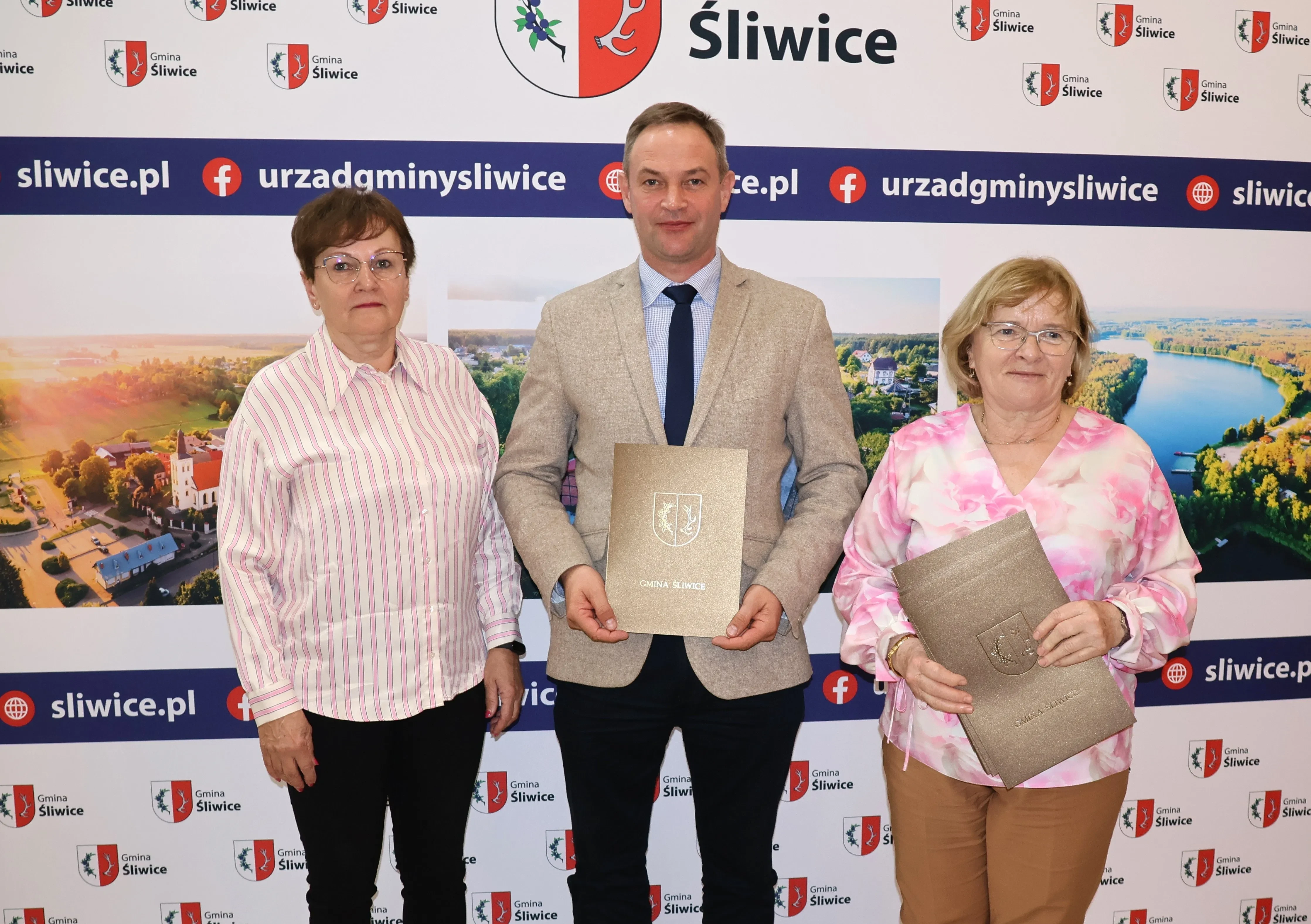 wójt z zaświadczeniem