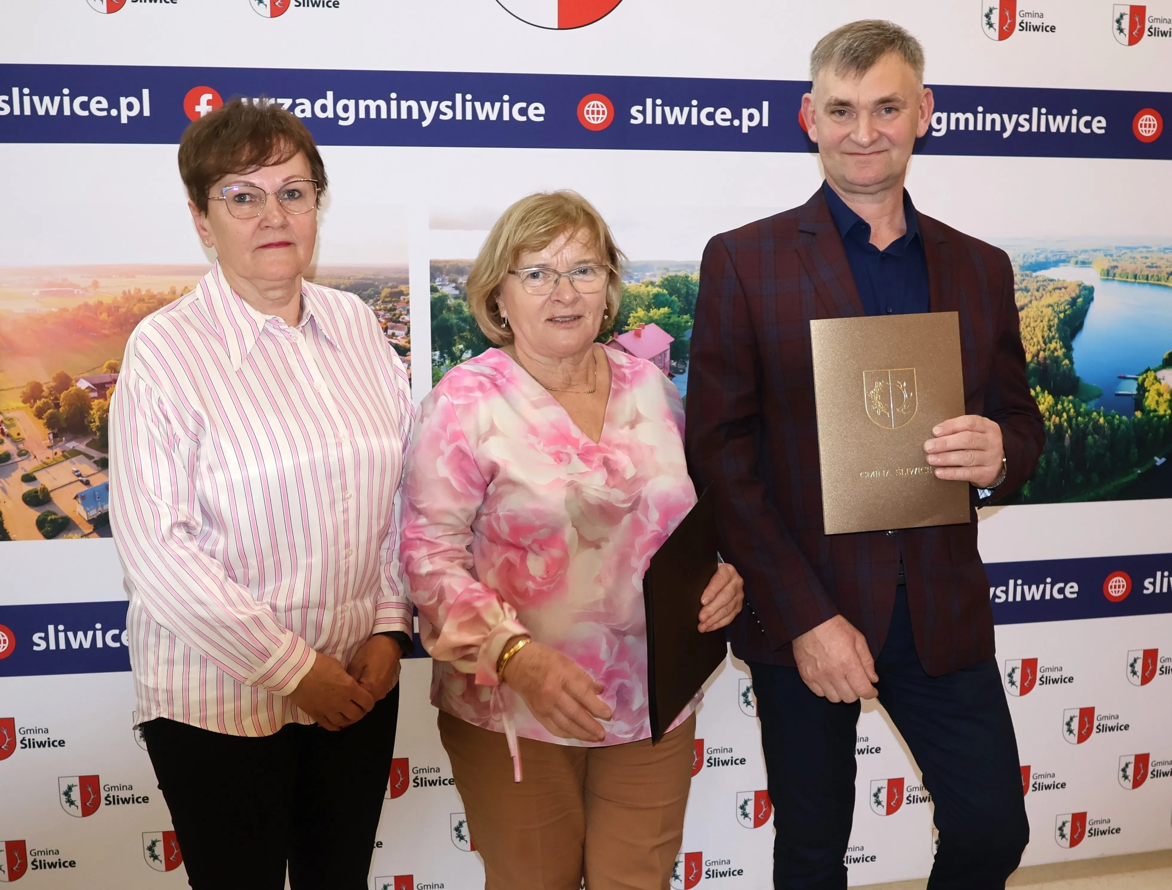 radny z zaświadczeniem
