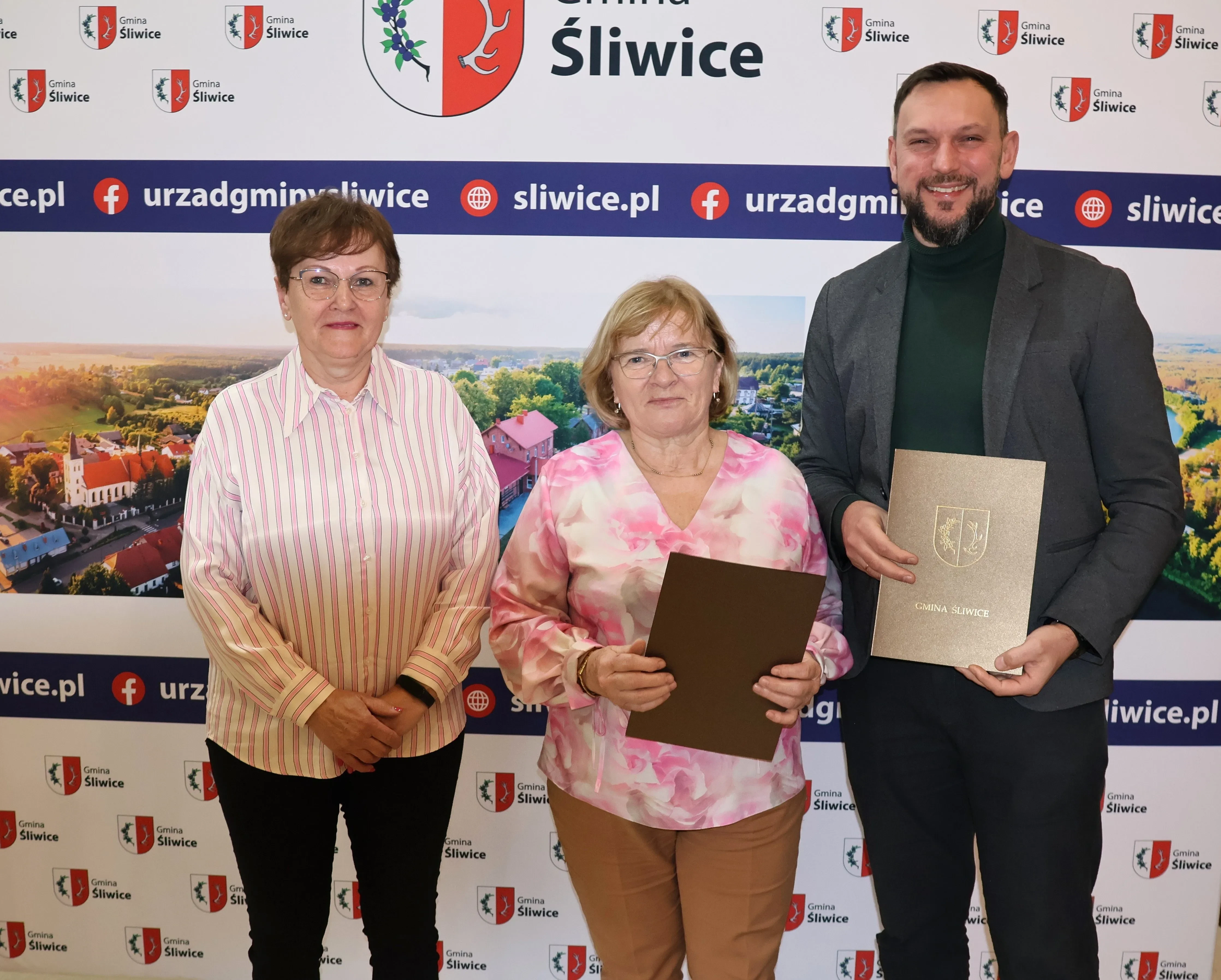 radny z zaświadczeniem